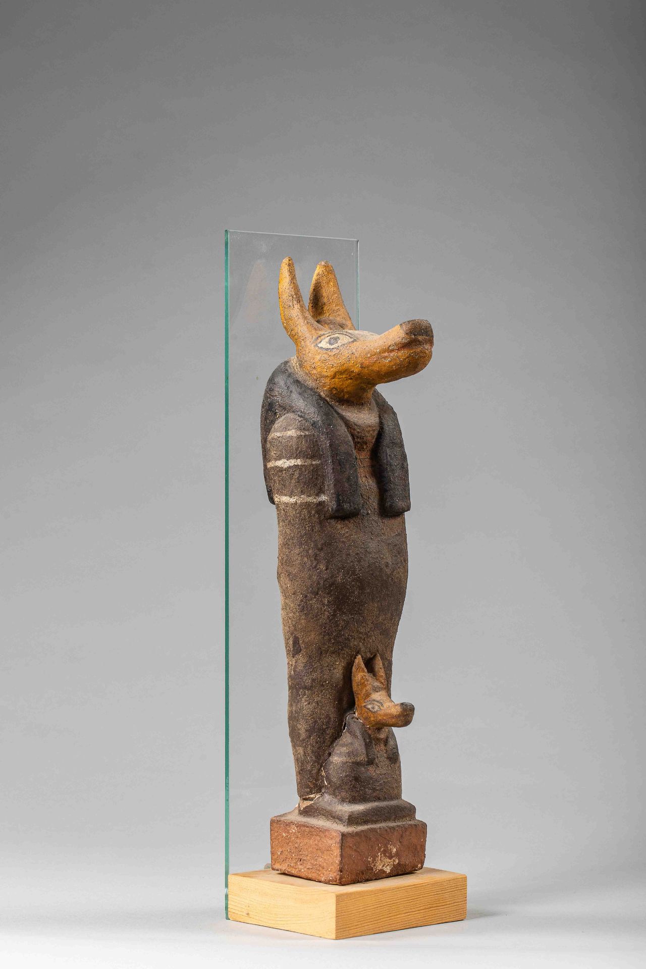 Anubis - Egypte En stuc polychrome représentant le dieu funéraire égyptien à [...] - Image 2 of 5