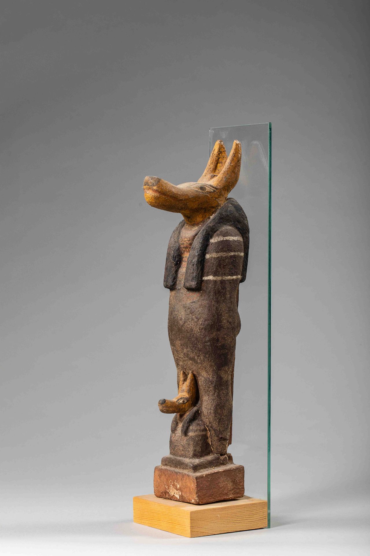 Anubis - Egypte En stuc polychrome représentant le dieu funéraire égyptien à [...] - Image 3 of 5