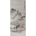 Peinture en rouleau à décor d'un payage montagneux. Encre de chine et couleurs sur [...]