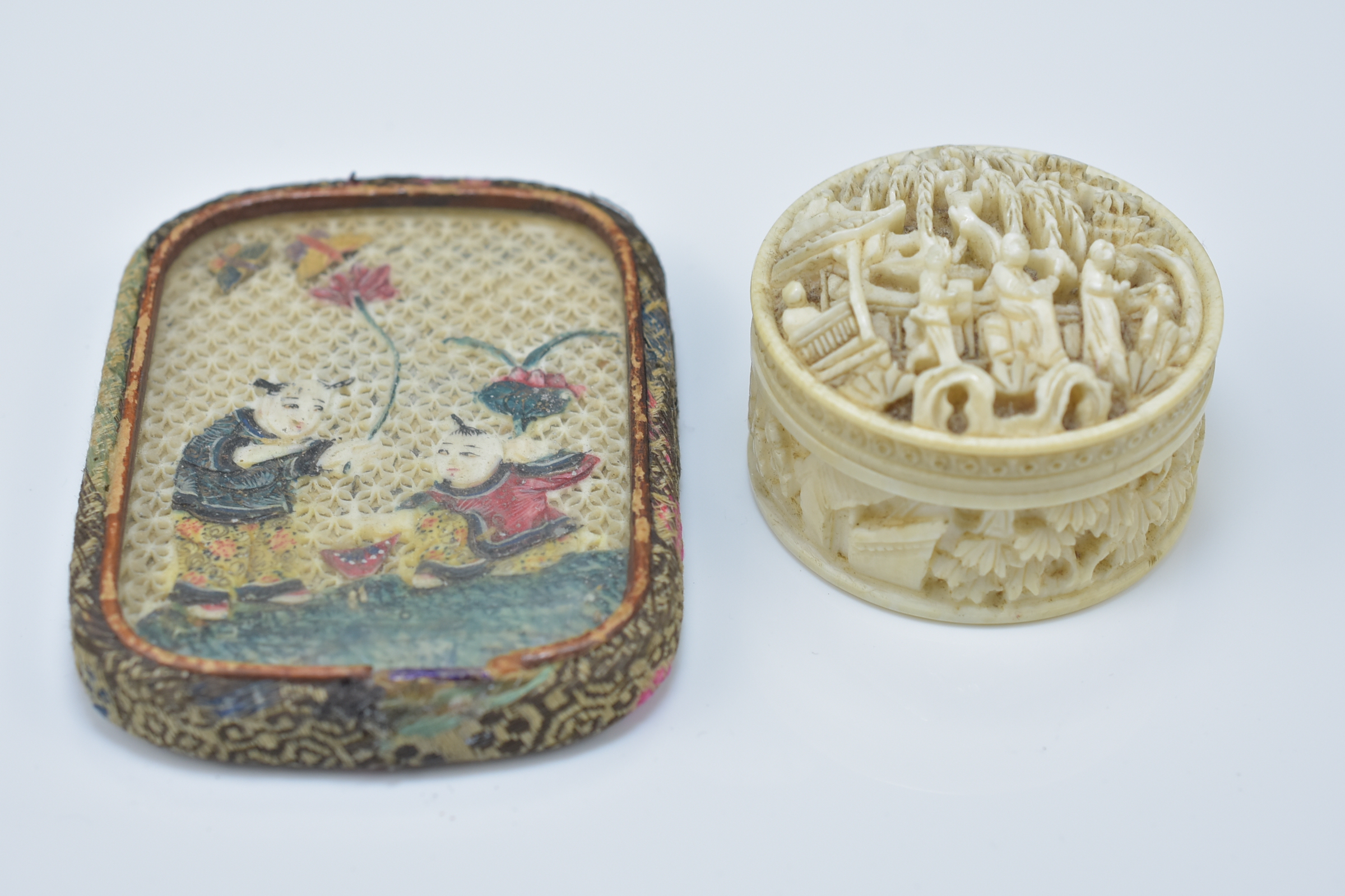 A Chinese late Qing dynasty pocket mirror with painted pierced ivory panel decorated with children p - Image 2 of 5