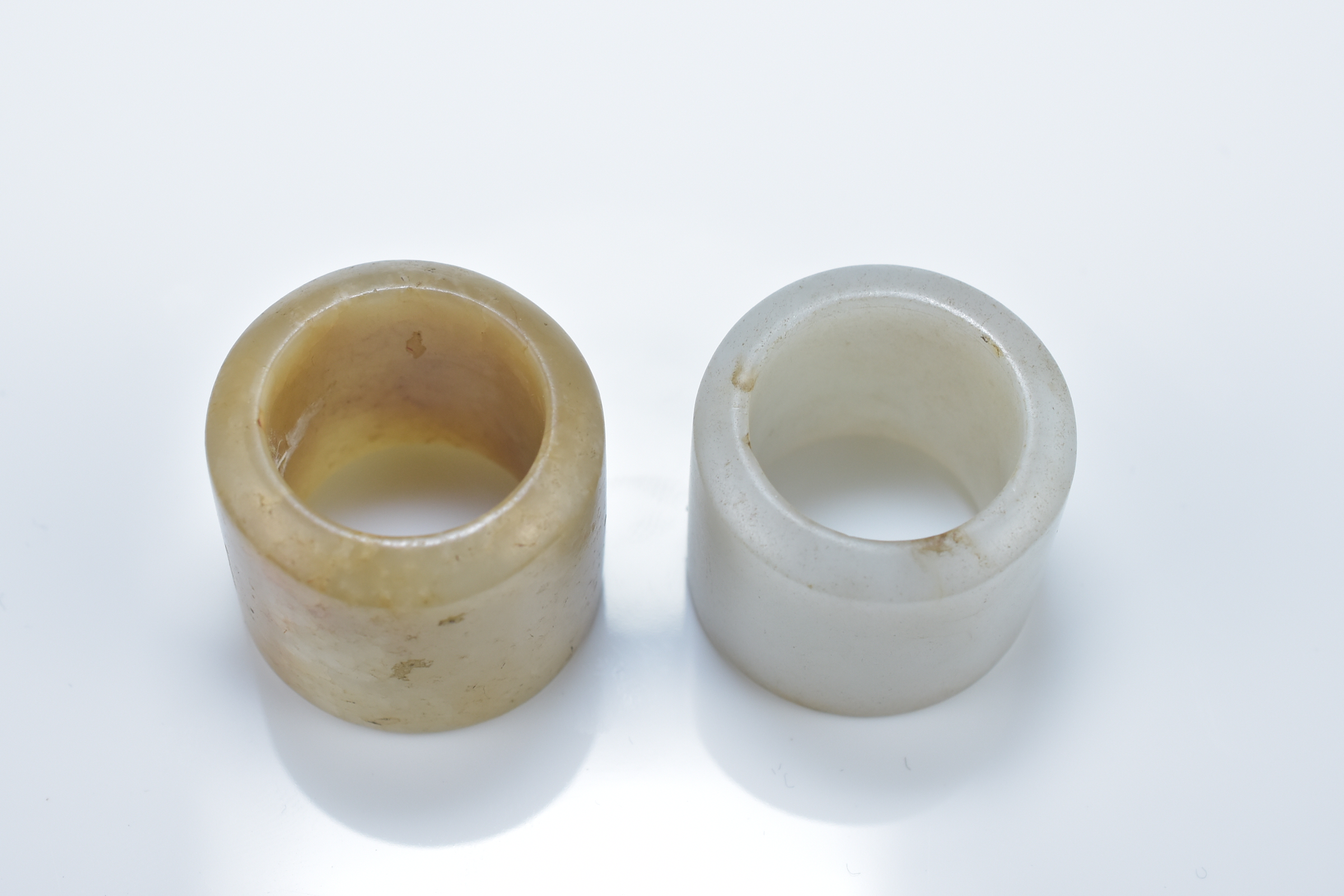 Two Chinese carved jade archers rings. 2.5cm and 3cm length (2) - Image 2 of 3