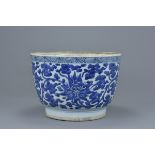 An 18th century Kangxi period Chinese blue and white porcelain jardinière with peony design. 16.5cm