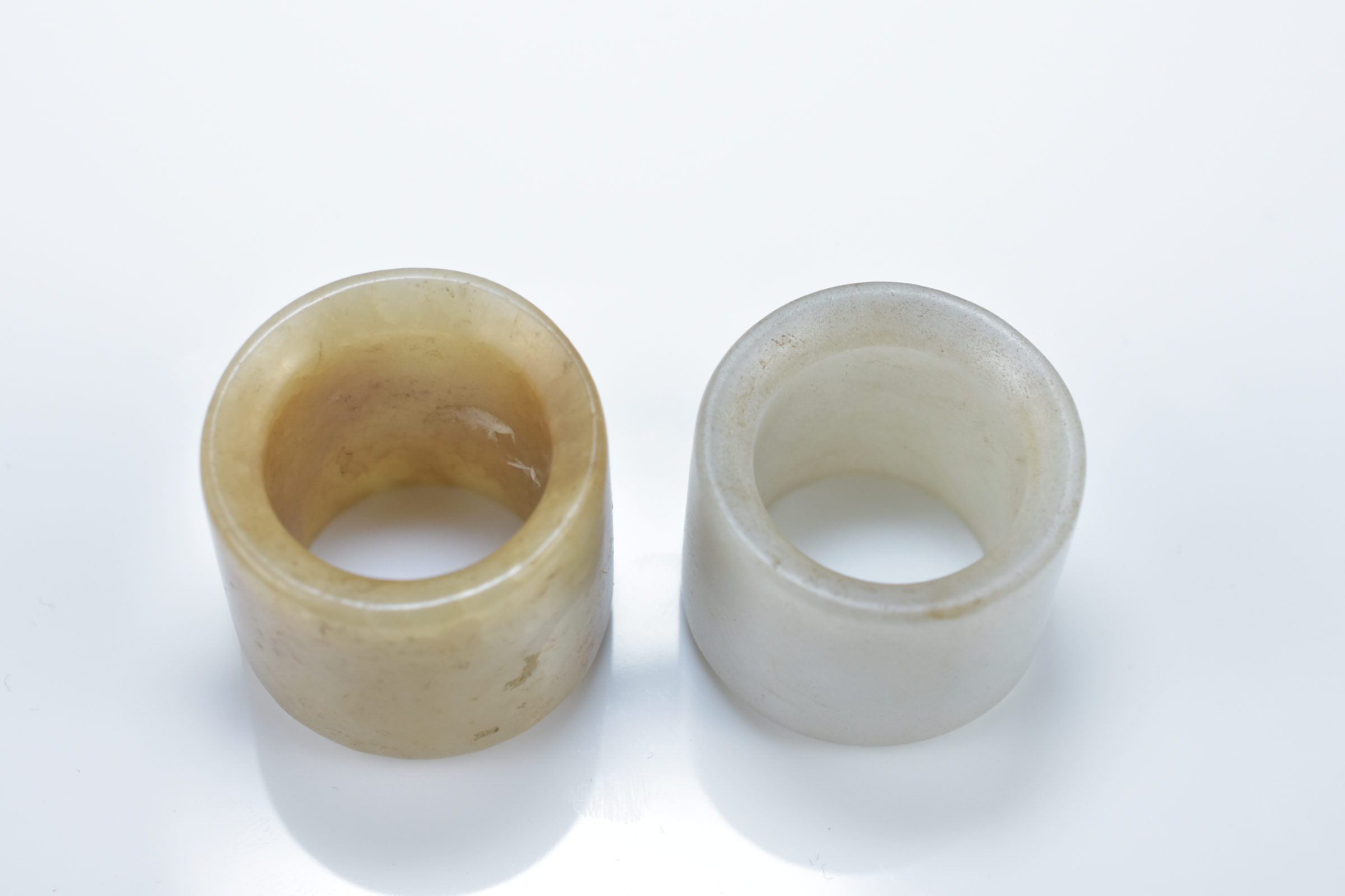 Two Chinese carved jade archers rings. 2.5cm and 3cm length (2) - Image 3 of 3