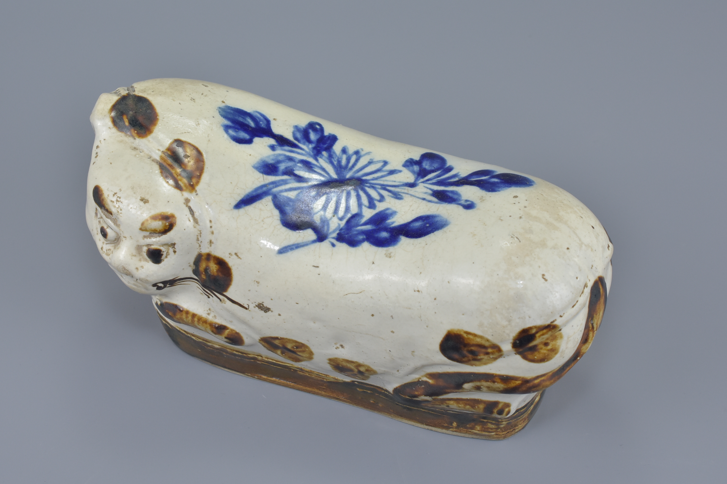 A Chinese 19/20th century glazed and painted pottery pillow in the form of a cat. 25cm length - Image 5 of 5