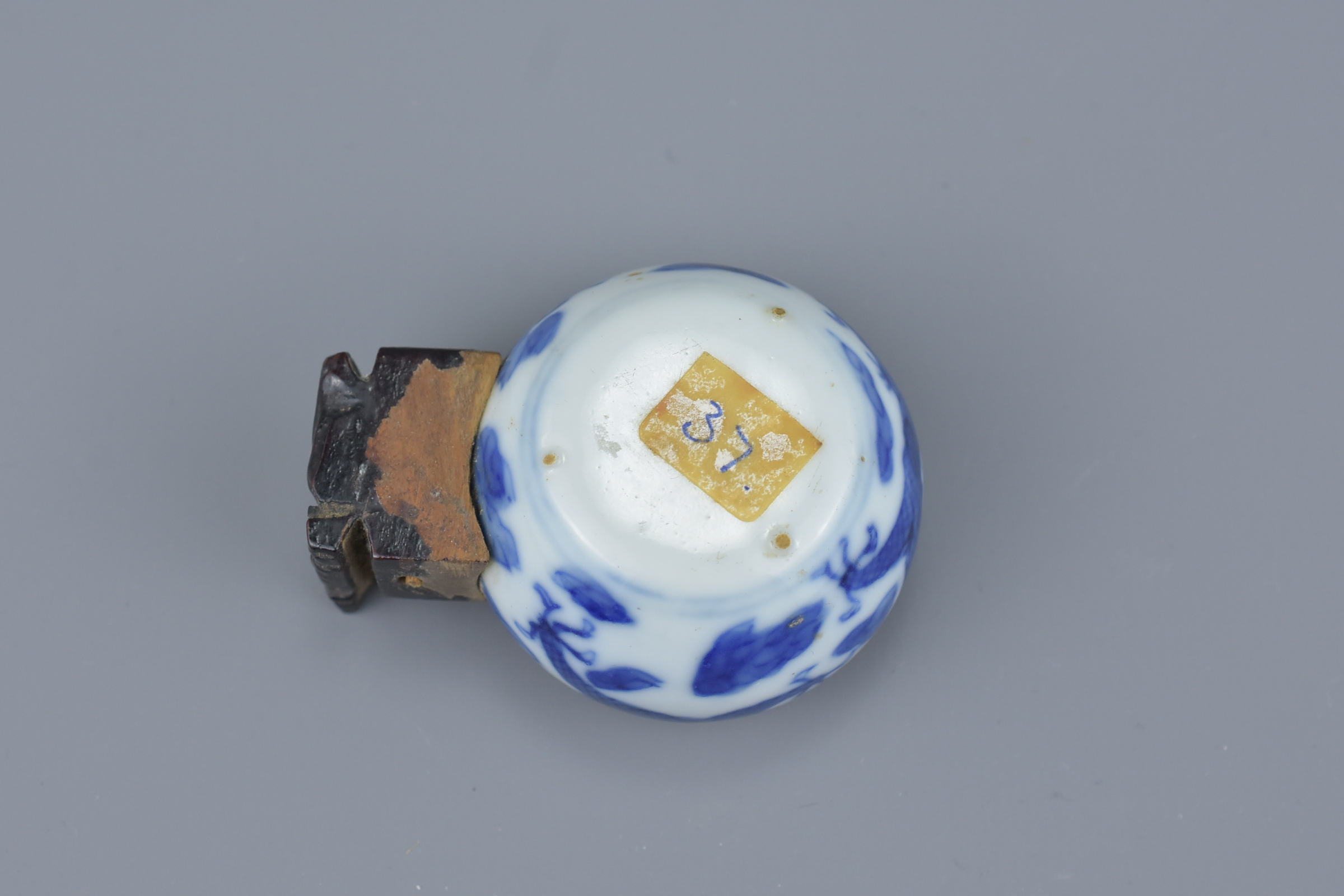 Two Chinese 19th Century blue and white porcelain bird feeders - Image 4 of 8