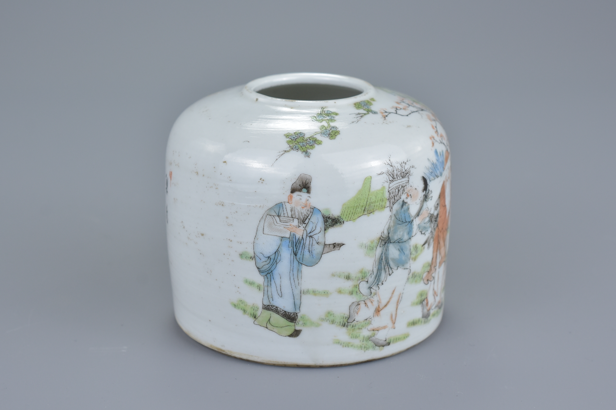 A Chinese 19th century famille rose brush washer decorated with figures and inscription. 8Cm x 9cm - Image 3 of 6