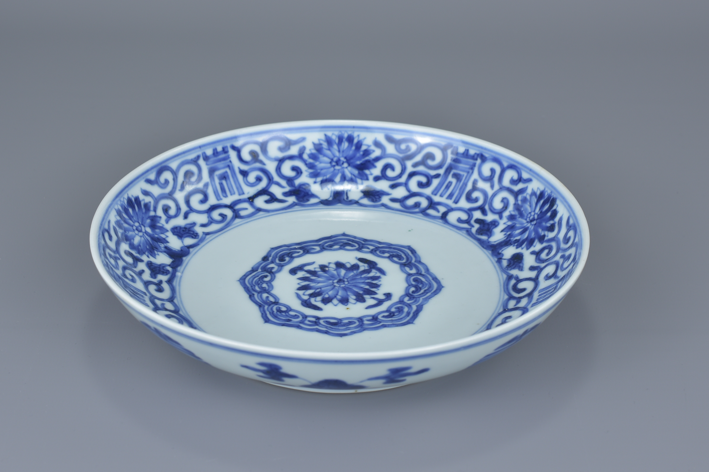 A Chinese 18th century blue and white porcelain dish decorated with 'Shou' characters amongst floral - Image 5 of 5