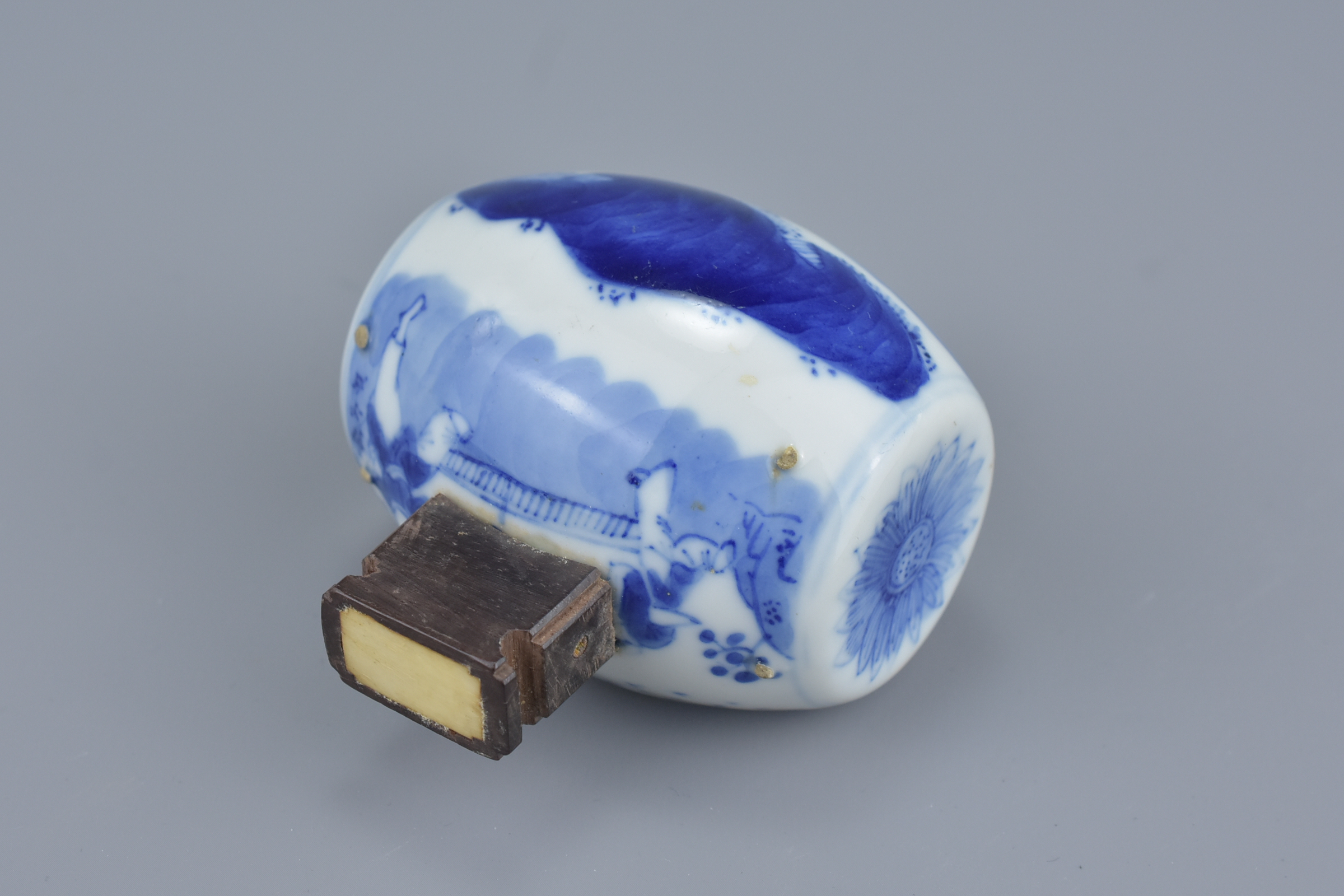 Two Chinese 19th Century blue and white porcelain bird feeders - Image 7 of 8