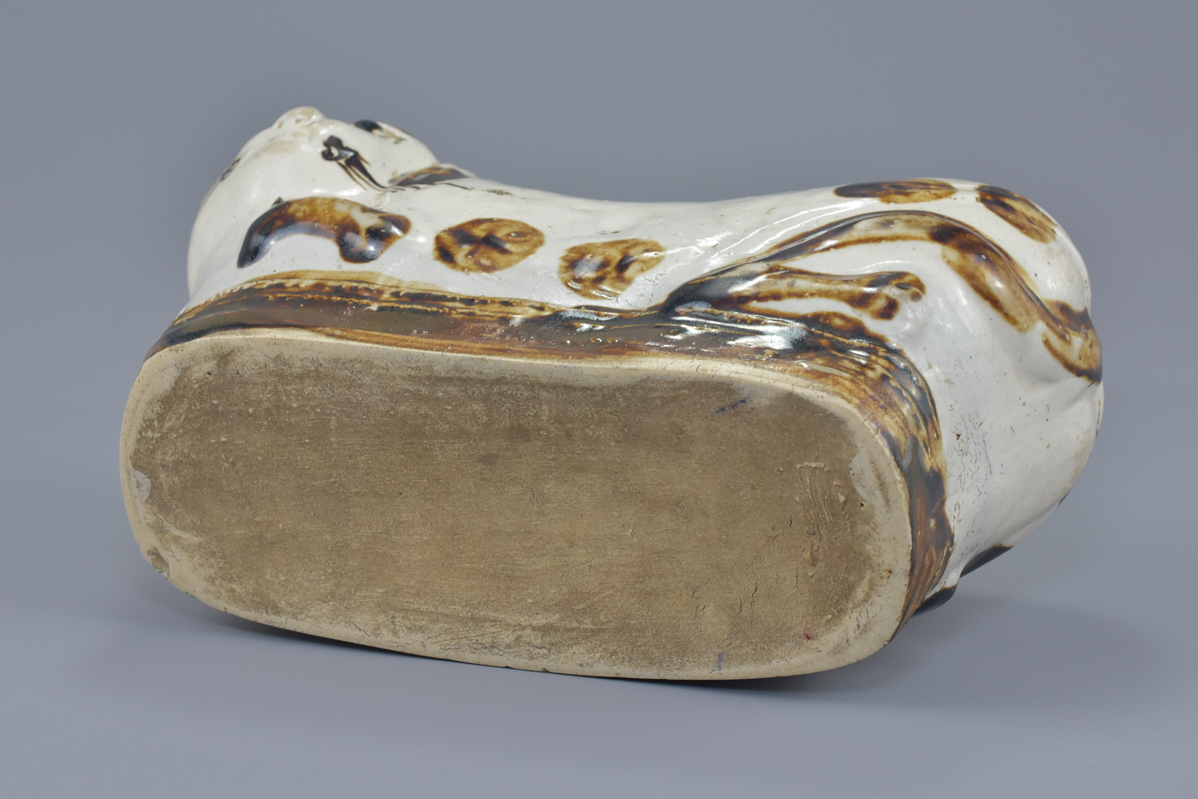 A Chinese 19/20th century glazed and painted pottery pillow in the form of a cat. 25cm length - Image 4 of 5