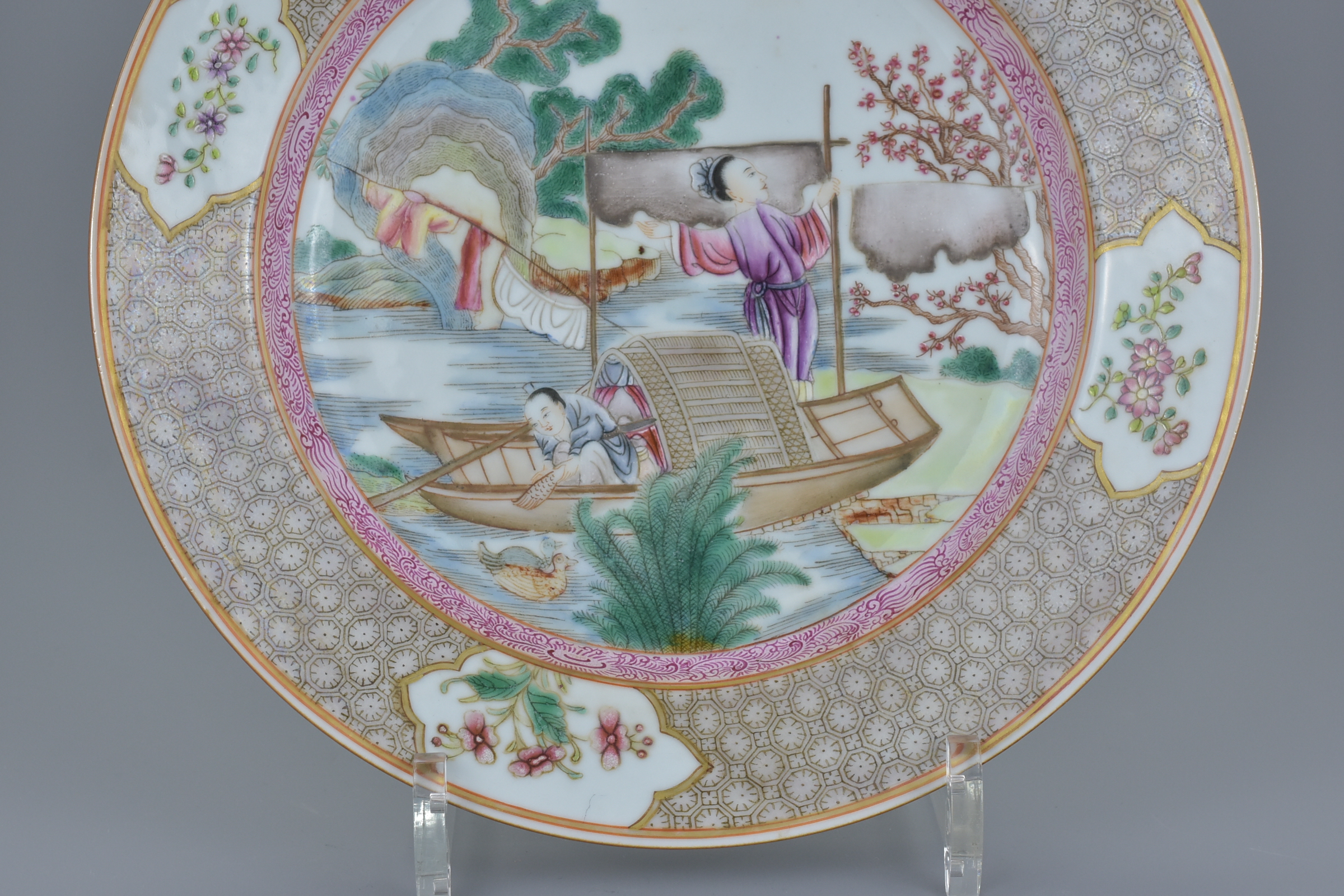 An 18th century Chinese Qianlong period Famille rose porcelain dish decorated with figures in a boat - Image 4 of 5