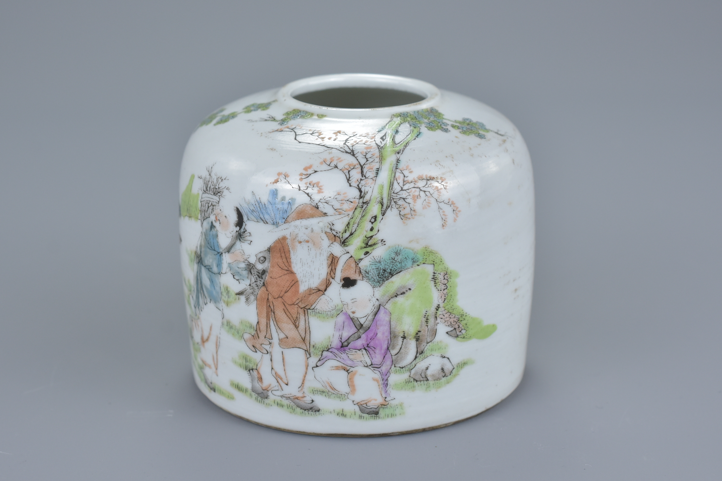 A Chinese 19th century famille rose brush washer decorated with figures and inscription. 8Cm x 9cm