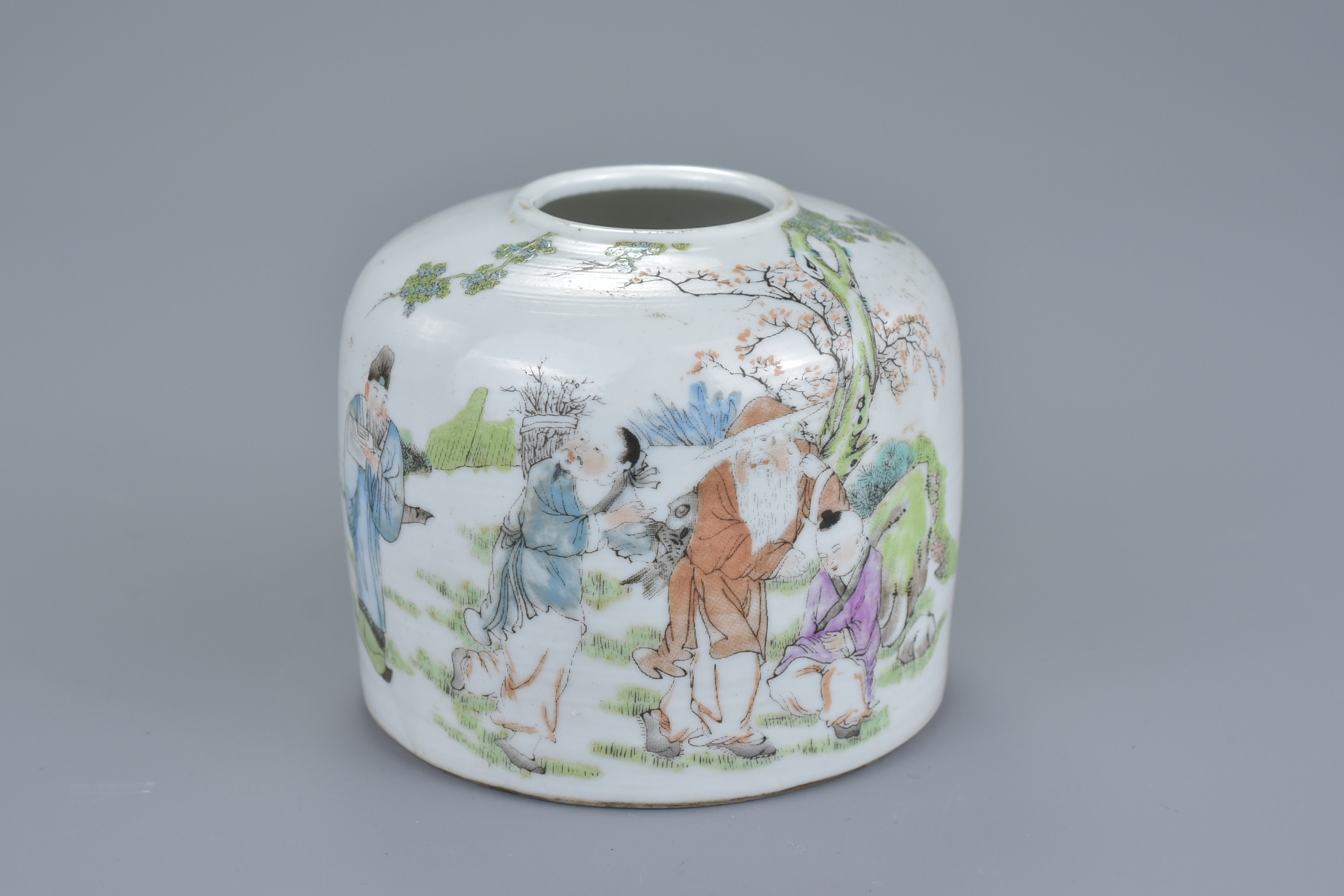 A Chinese 19th century famille rose brush washer decorated with figures and inscription. 8Cm x 9cm - Image 4 of 6