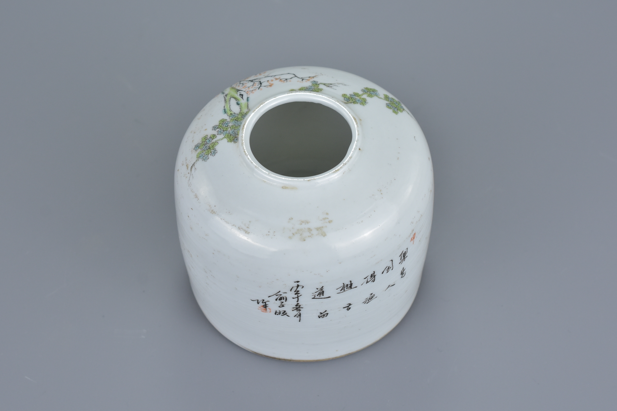 A Chinese 19th century famille rose brush washer decorated with figures and inscription. 8Cm x 9cm - Image 6 of 6