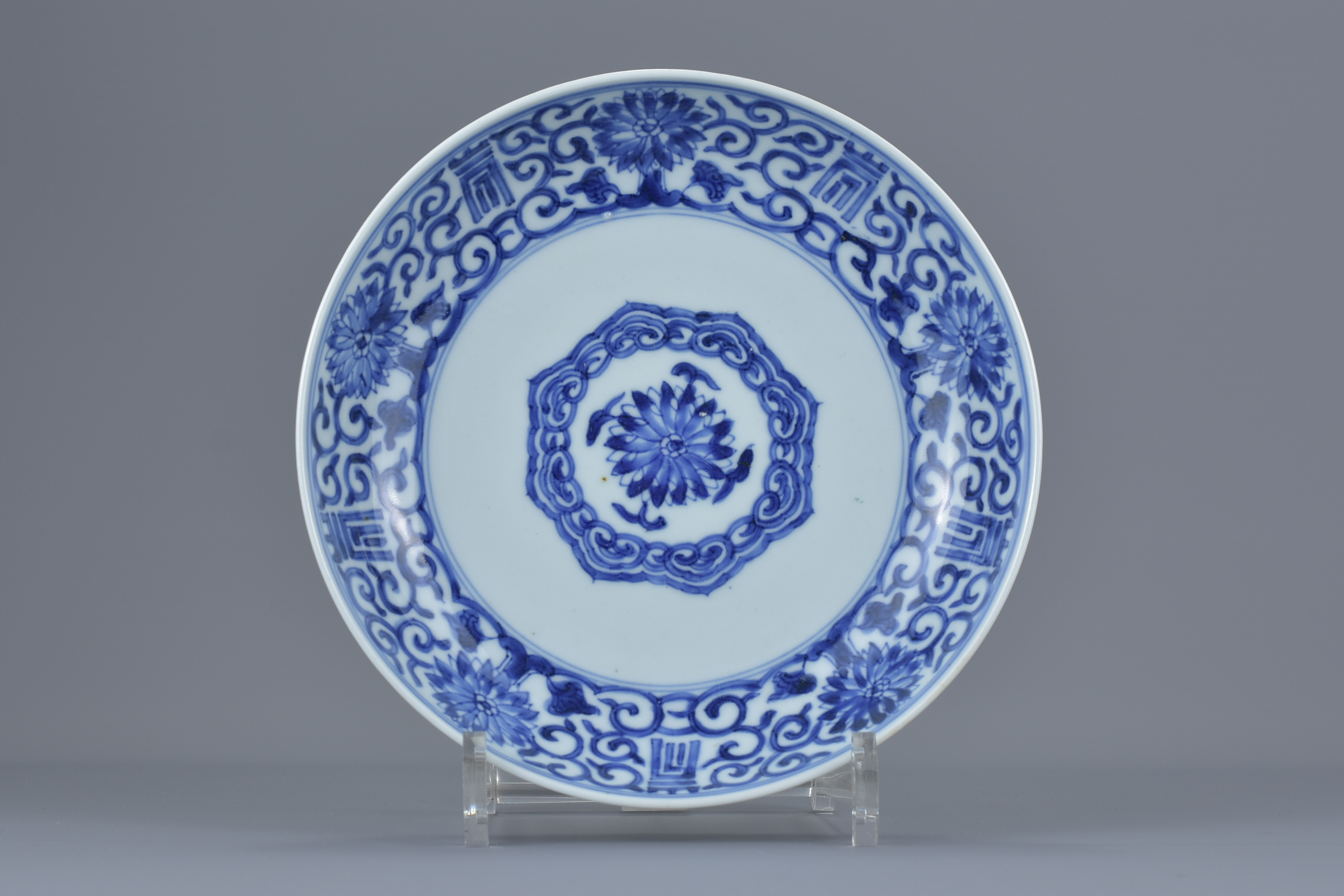 A Chinese 18th century blue and white porcelain dish decorated with 'Shou' characters amongst floral