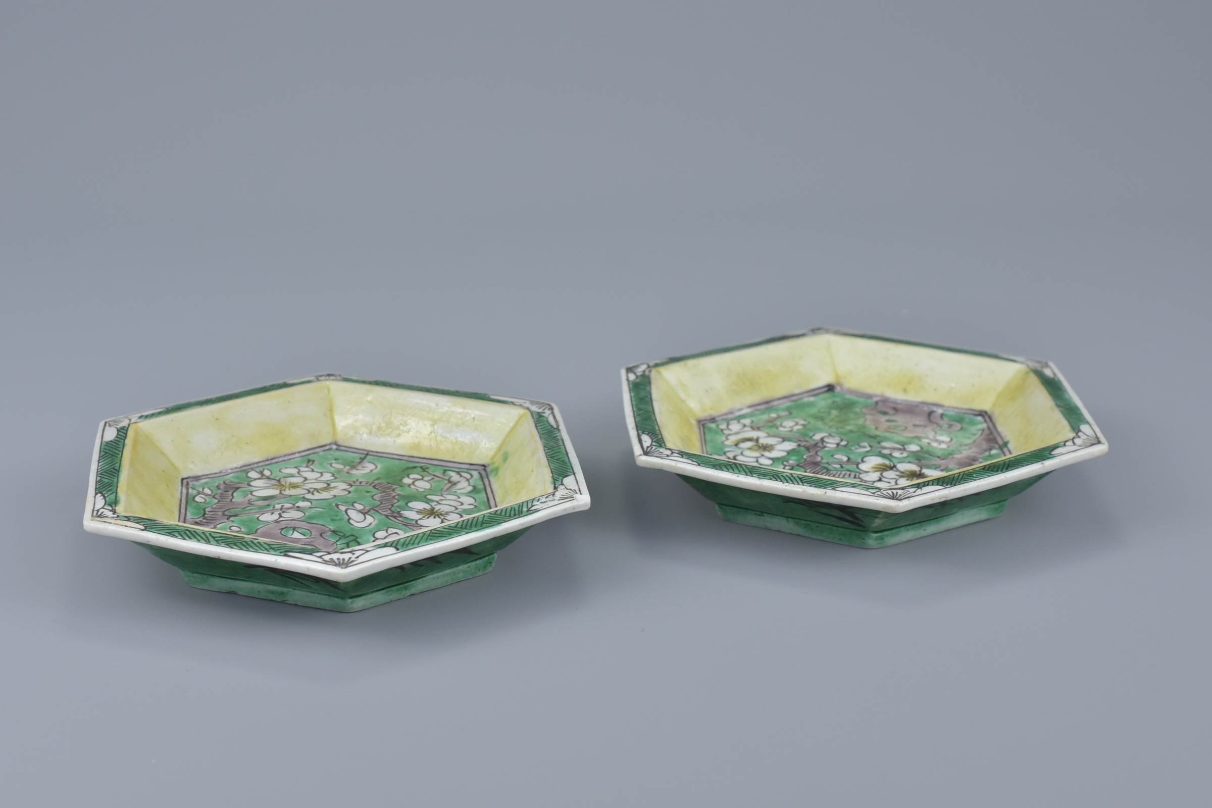 A pair of Chinese 18th century Kangxi period (1662-1722) Famille Verte biscuit porcelain hexagonal d - Image 4 of 4