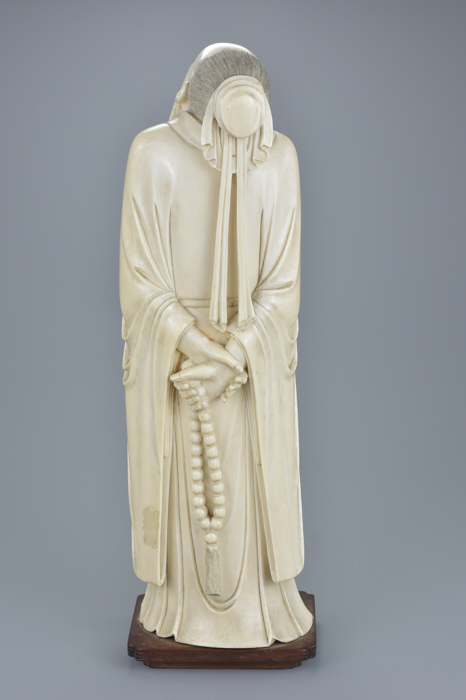A superb quality Chinese 19th century carved ivory figure of poet Li Bai gazing at the moon with his - Image 4 of 7