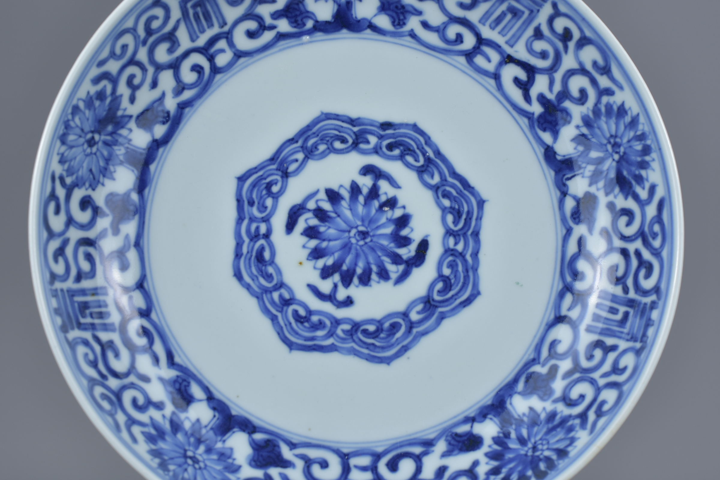 A Chinese 18th century blue and white porcelain dish decorated with 'Shou' characters amongst floral - Image 2 of 5