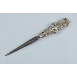 An antique English Victorian silver handle crochet hook. Hallmarked Birmingham 1886. Length 6.8cm