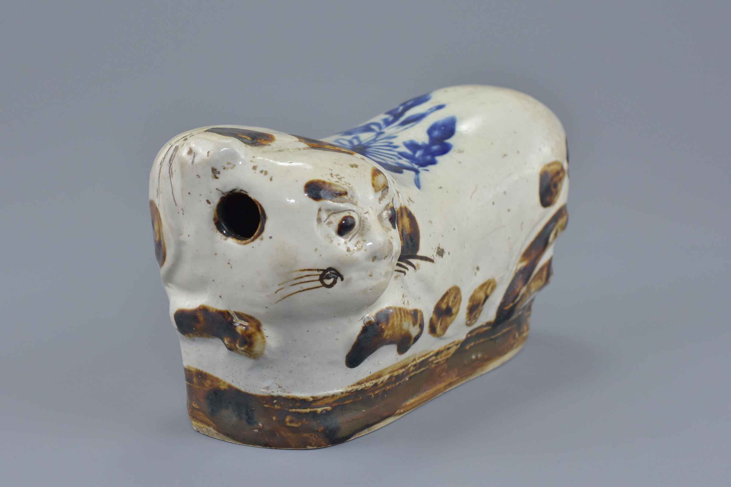 A Chinese 19/20th century glazed and painted pottery pillow in the form of a cat. 25cm length - Image 3 of 5