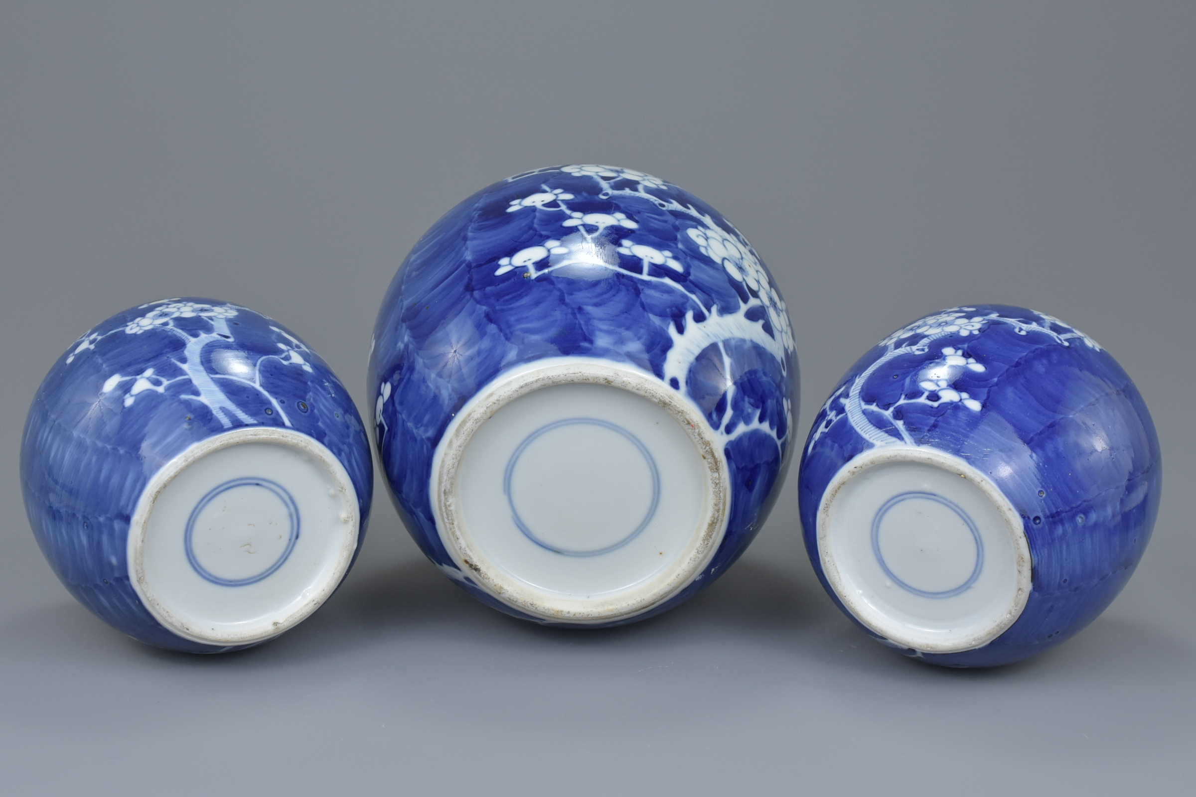 Three Chinese 19th century blue and white porcelain prunus ginger jars with covers. 16Cm to 21cm tal - Image 4 of 5