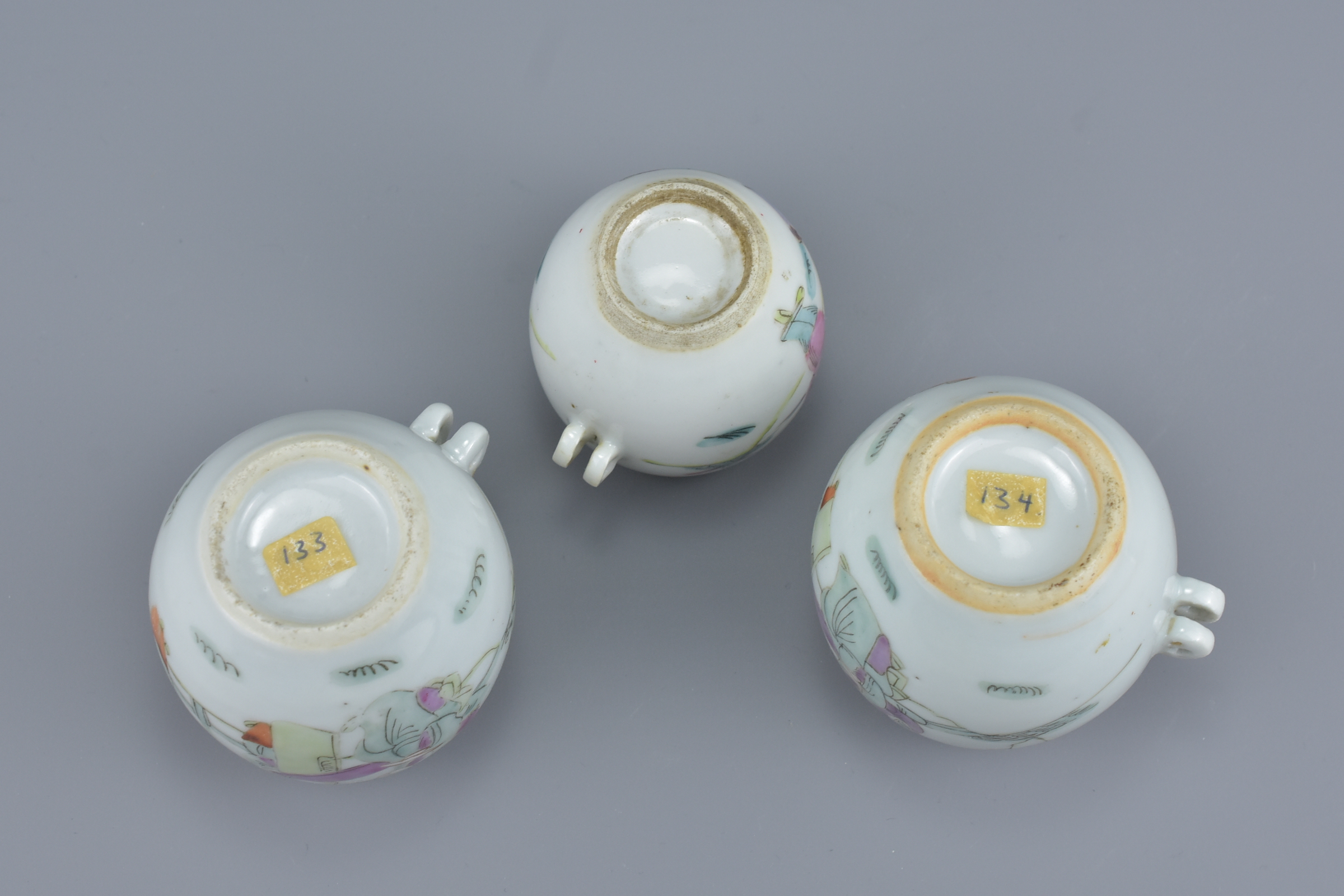 A group of five Chinese 19/20th Century porcelain bird feeders - Image 7 of 7