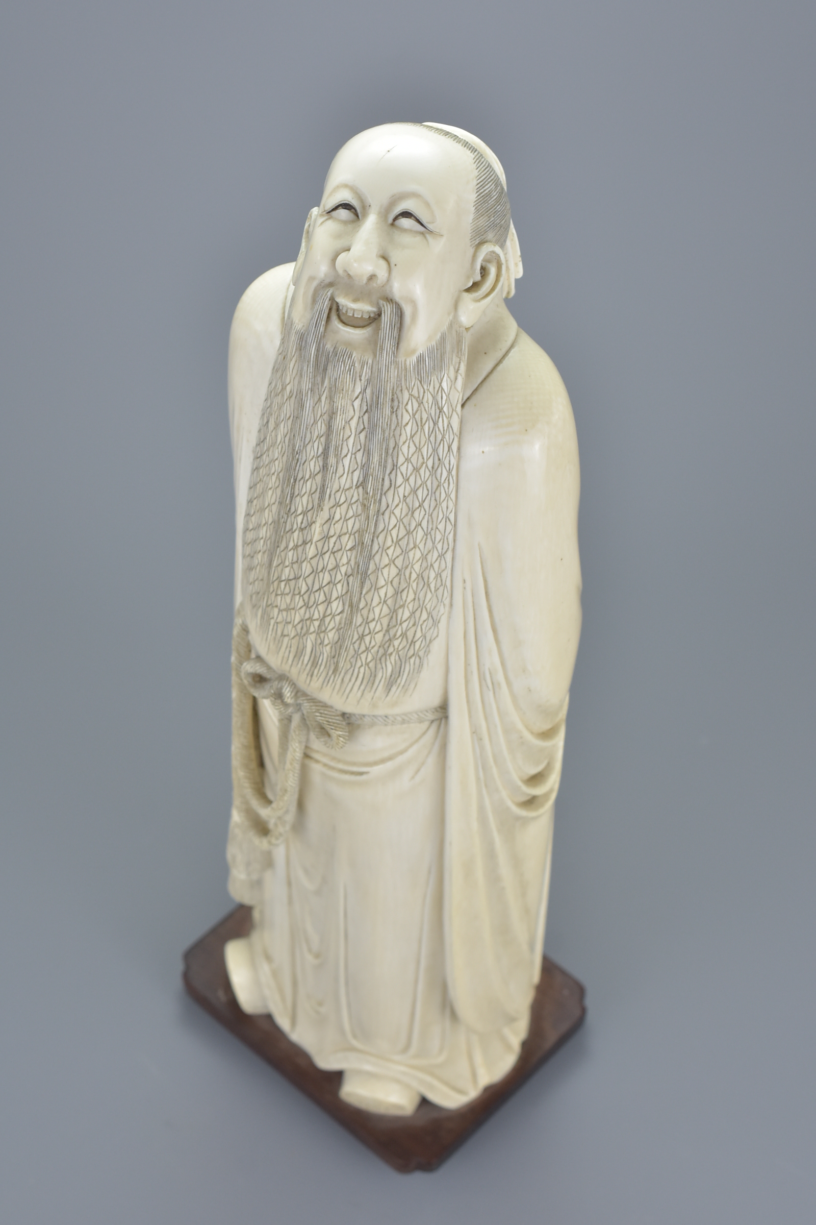 A superb quality Chinese 19th century carved ivory figure of poet Li Bai gazing at the moon with his - Image 5 of 7