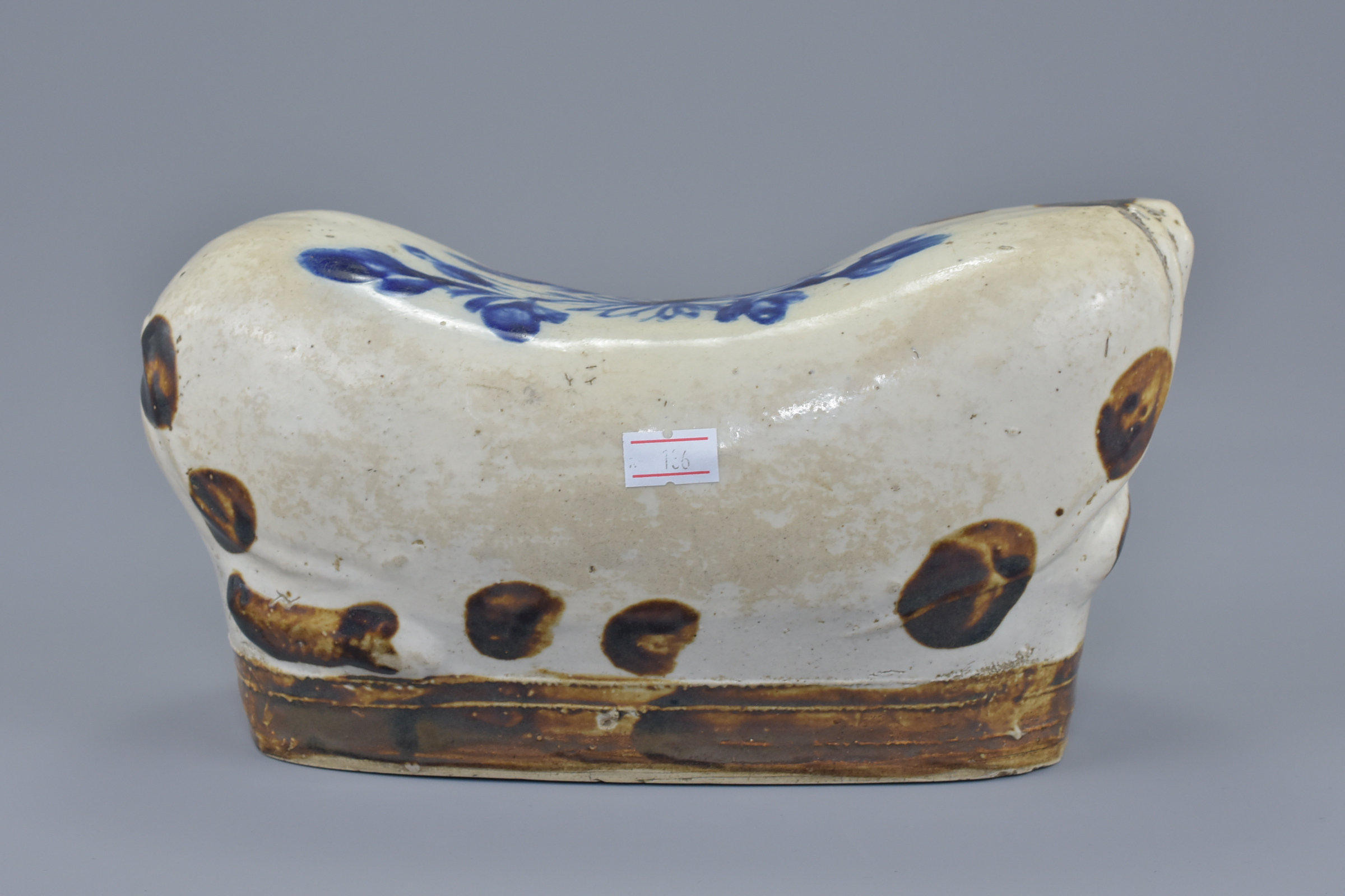 A Chinese 19/20th century glazed and painted pottery pillow in the form of a cat. 25cm length - Image 2 of 5