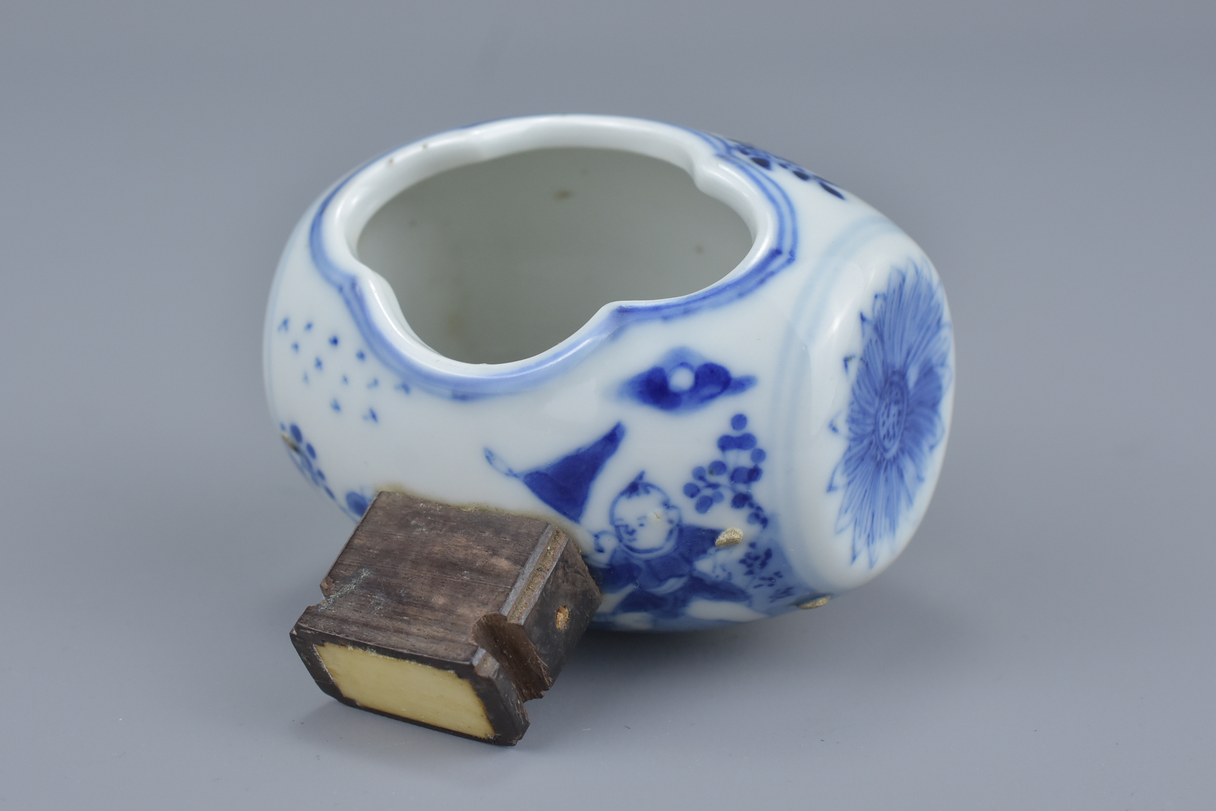 Two Chinese 19th Century blue and white porcelain bird feeders - Image 6 of 8