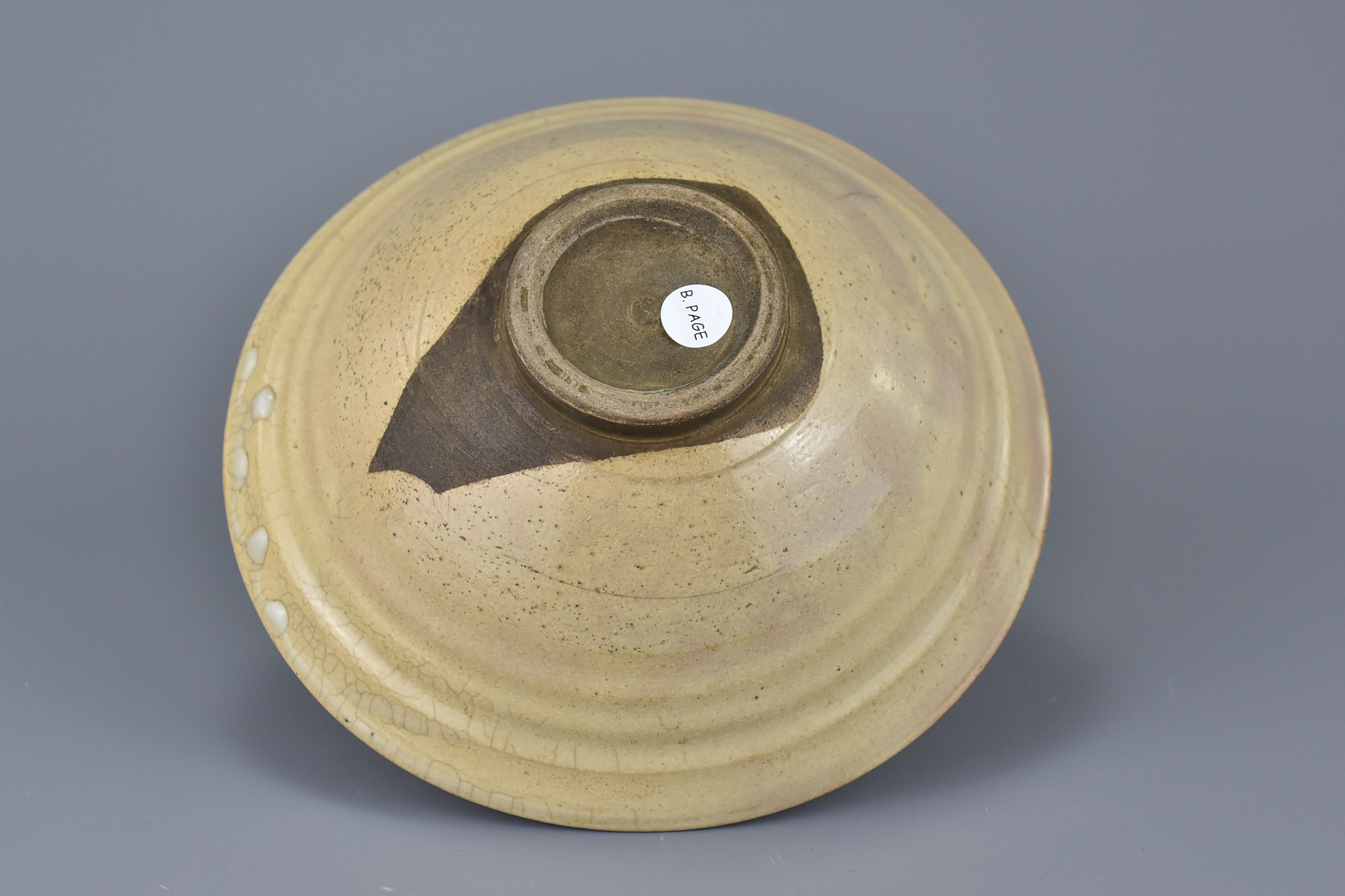 A Japanese or Korean Glazed Stoneware Bowl of Conical Form, 19th Century - Image 5 of 8