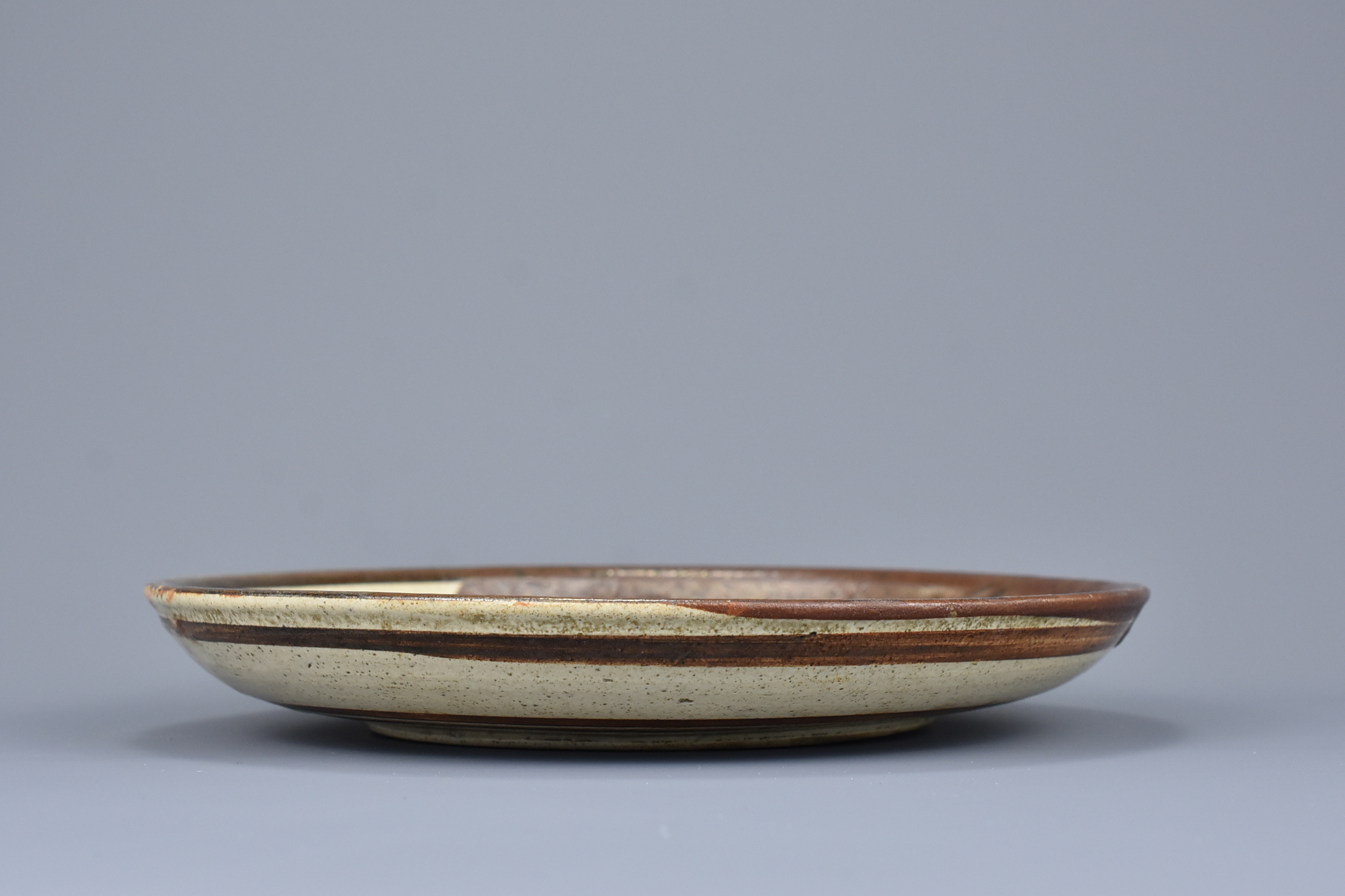 A Japanese Seto Stoneware Dish with Inscription - Edo Period - Image 6 of 7