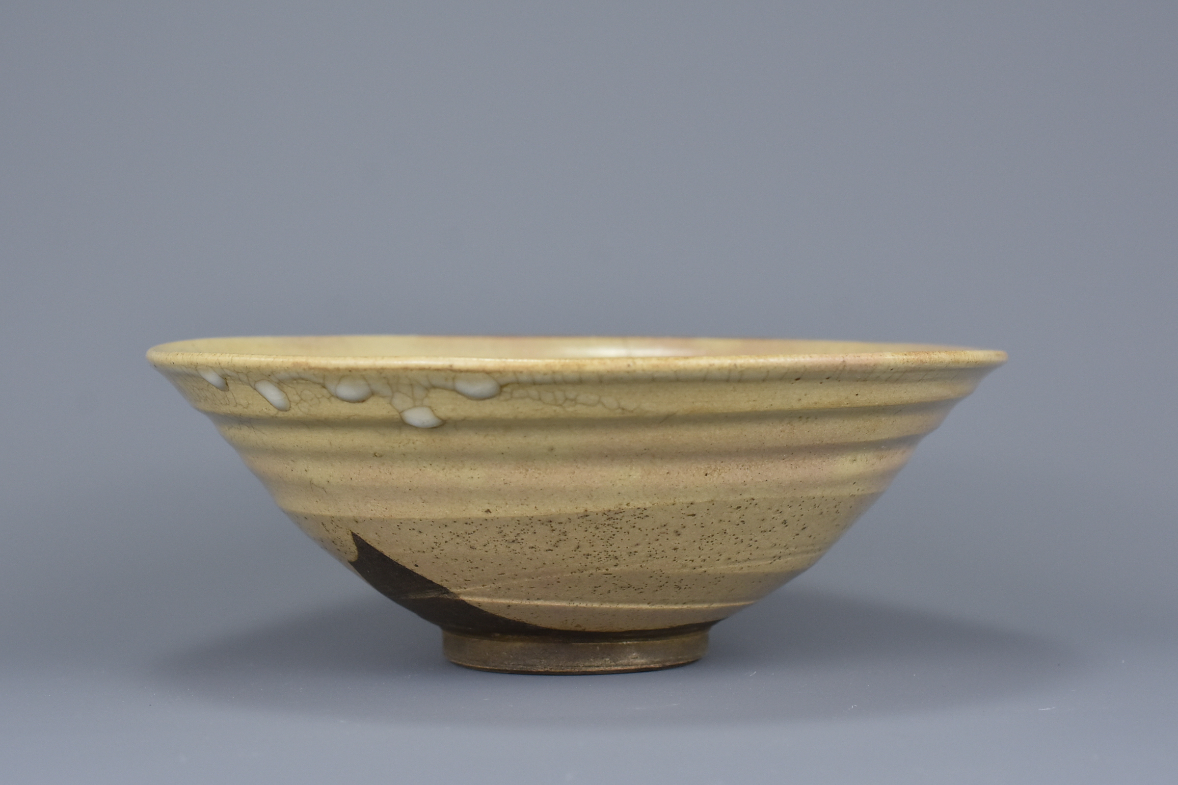 A Japanese or Korean Glazed Stoneware Bowl of Conical Form, 19th Century - Image 7 of 8