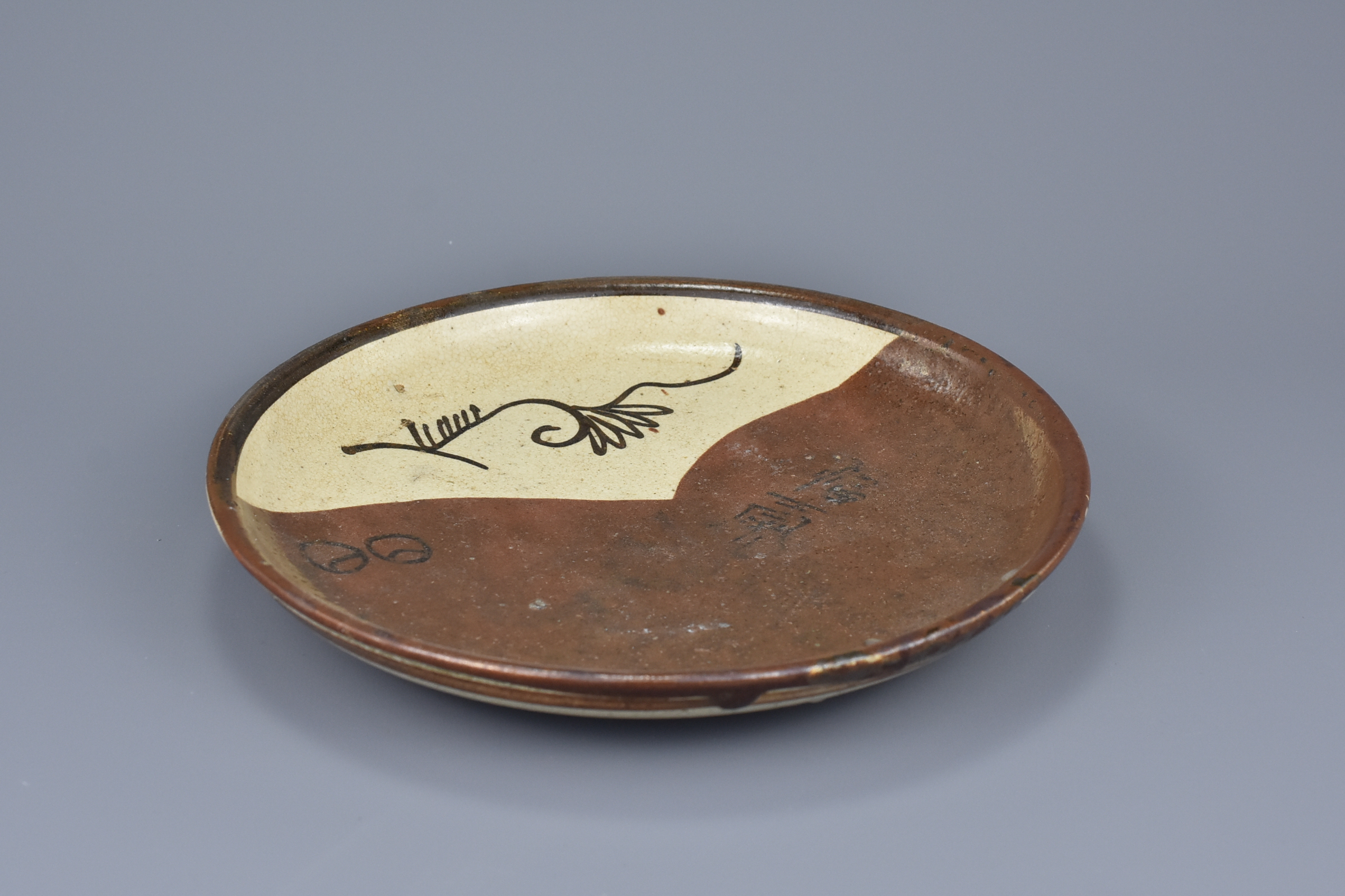 A Japanese Seto Stoneware Dish with Inscription - Edo Period - Image 7 of 7