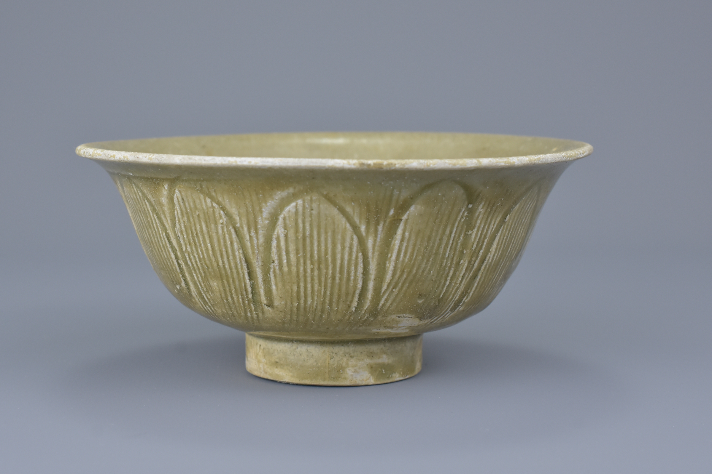 A Chinese Song Dynasty Celadon Glazed Porcelain Bowl - Image 4 of 7