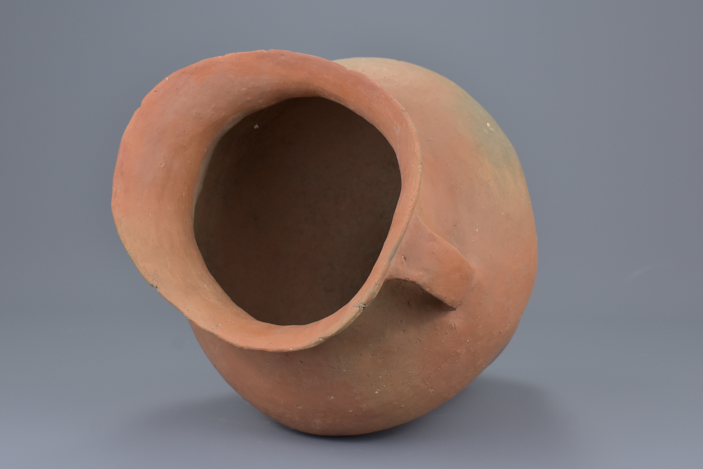 A Large Chinese Neolithic Red Pottery Jar - Siwa Culture (c. 1350 BC) - Image 7 of 8