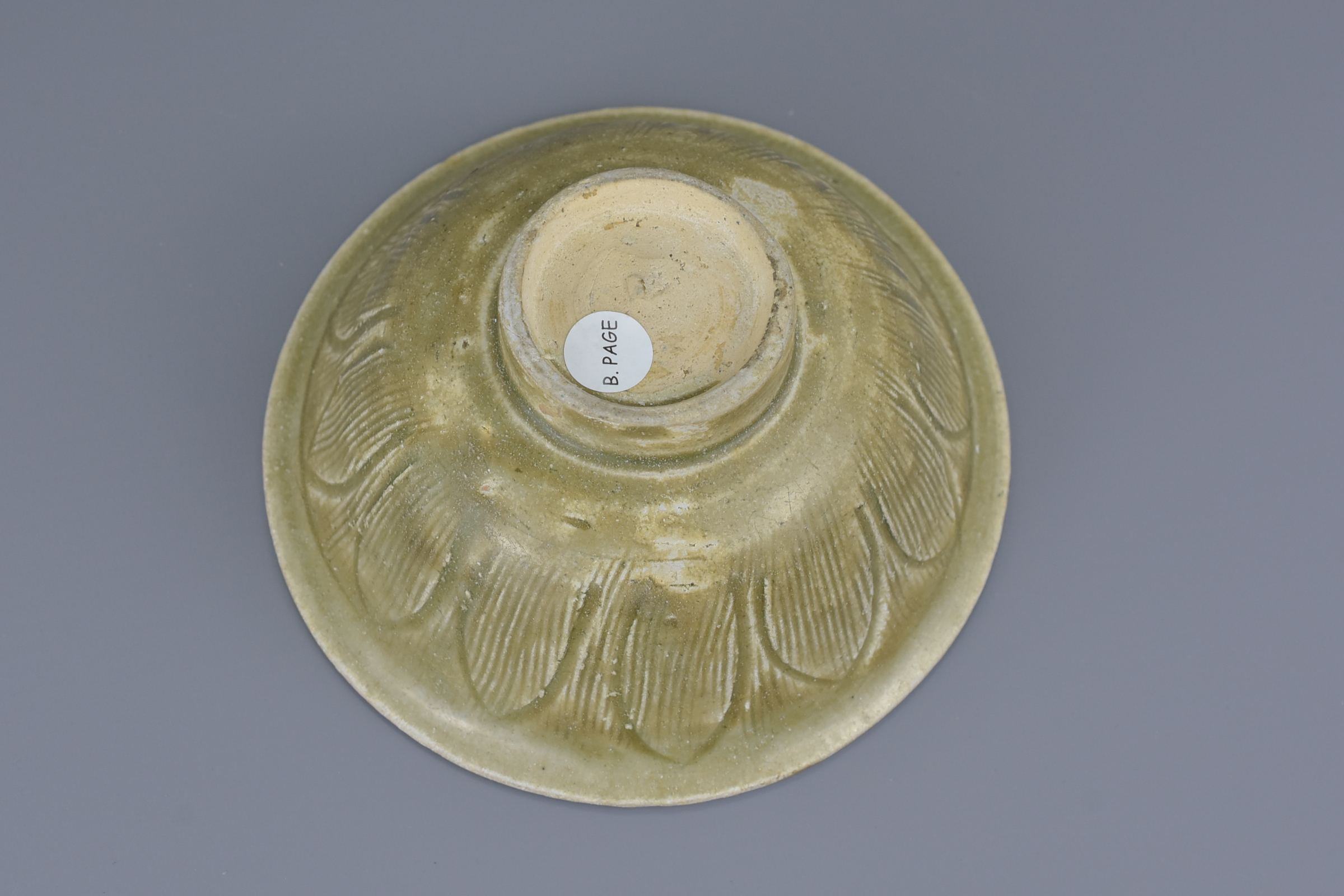 A Chinese Song Dynasty Celadon Glazed Porcelain Bowl - Image 6 of 7