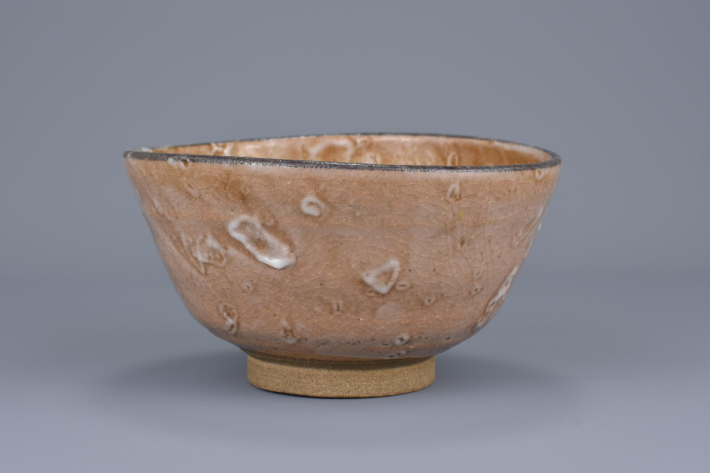 A Japanese 19th Century Karatsu Kawakujira Pottery Tea Bowl - Image 7 of 7