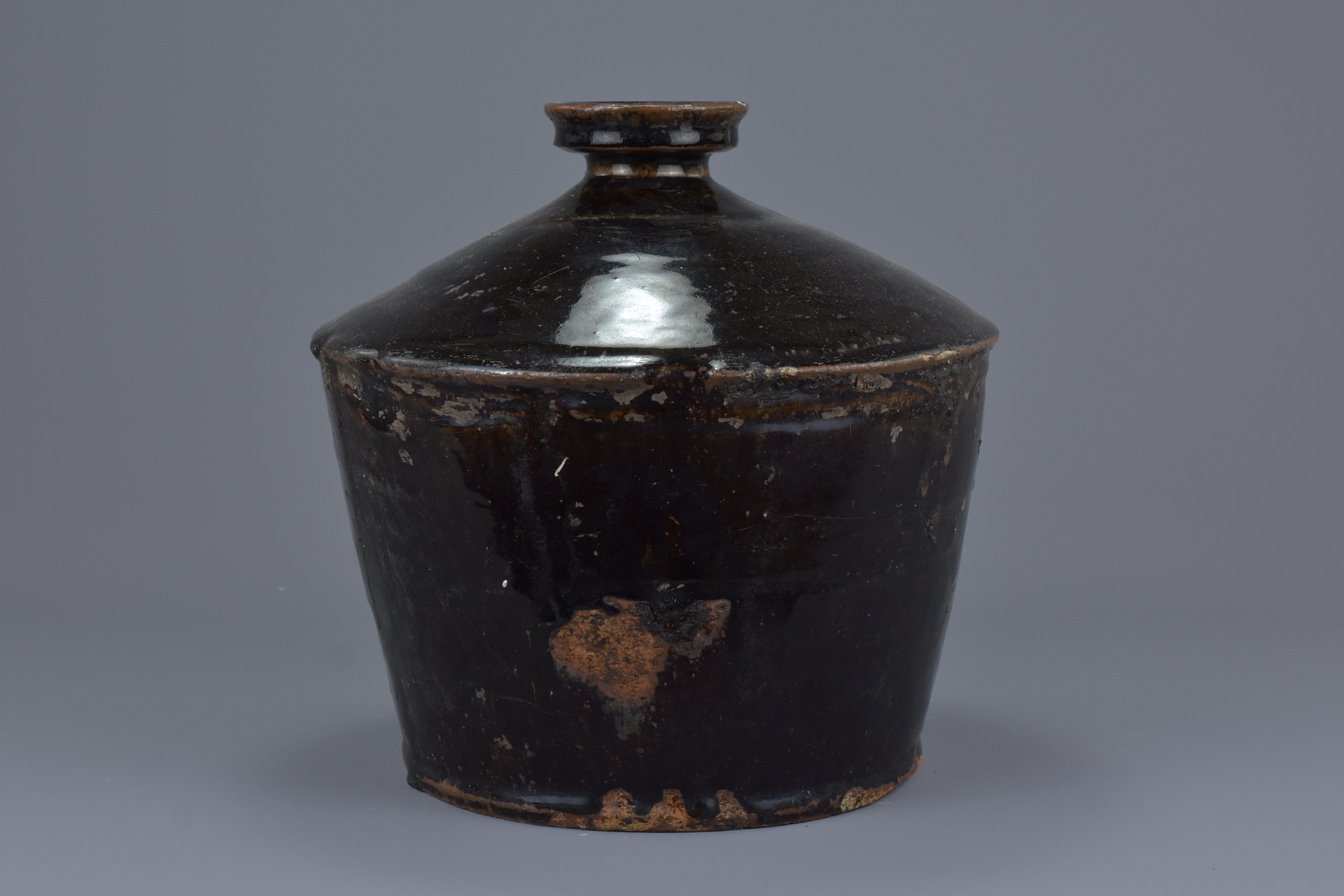 A Chinese Yuan / Ming Dynasty Henan Glazed Stoneware Jar - Image 3 of 6