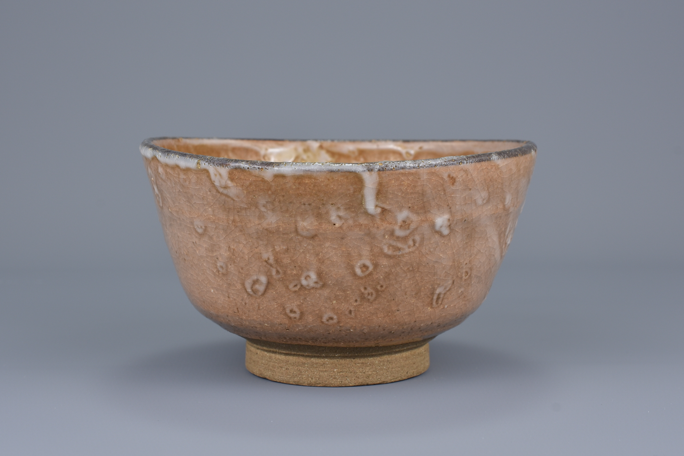 A Japanese 19th Century Karatsu Kawakujira Pottery Tea Bowl - Image 3 of 7