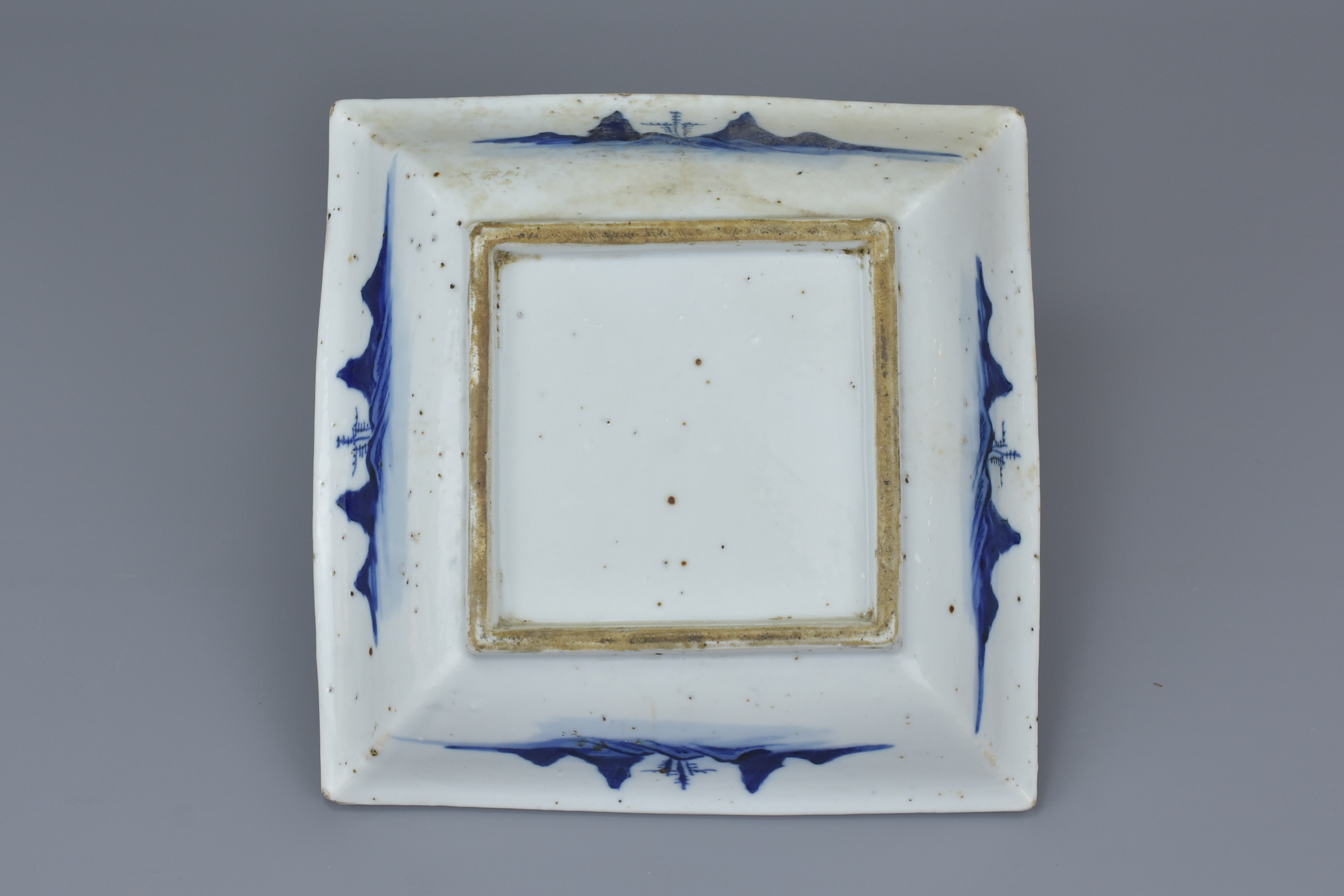 A pair of Chinese mid 19th C. blue and whit porcelain dishes - Image 4 of 12