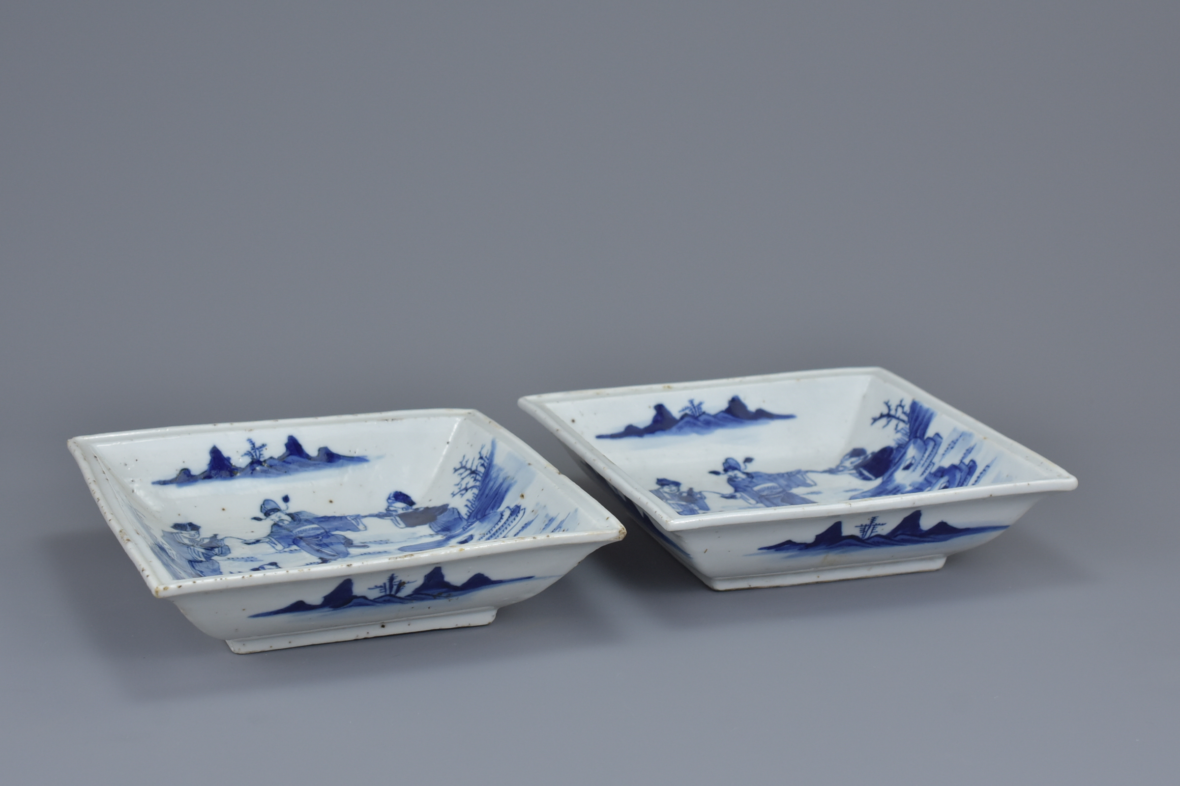 A pair of Chinese mid 19th C. blue and whit porcelain dishes - Image 7 of 12