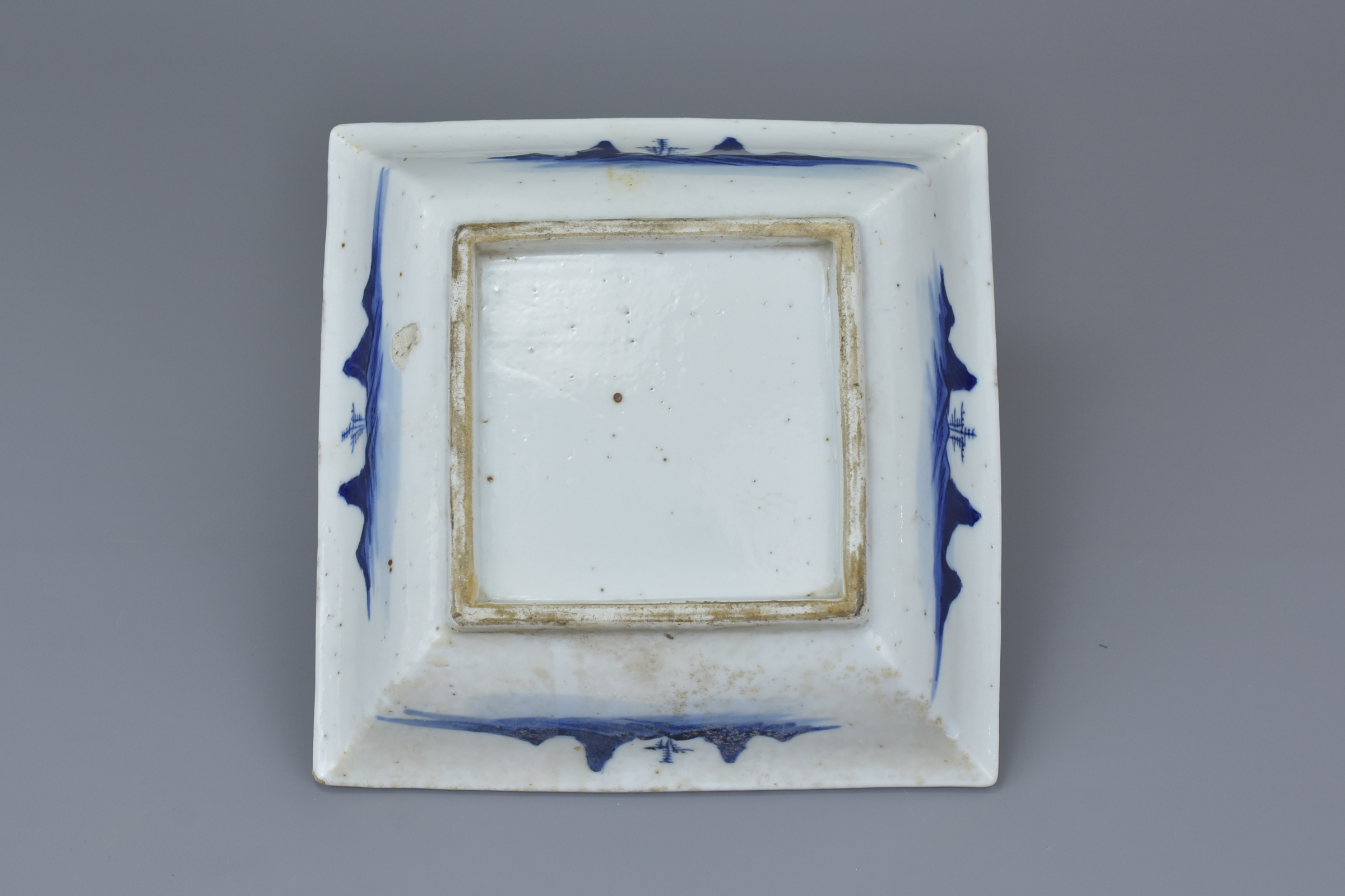 A pair of Chinese mid 19th C. blue and whit porcelain dishes - Image 6 of 12