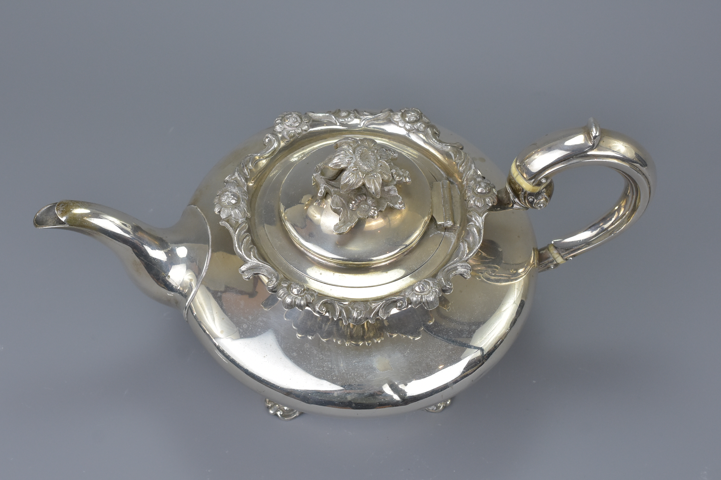 An English early Victorian Silver teapot, London 1839 - Image 2 of 6