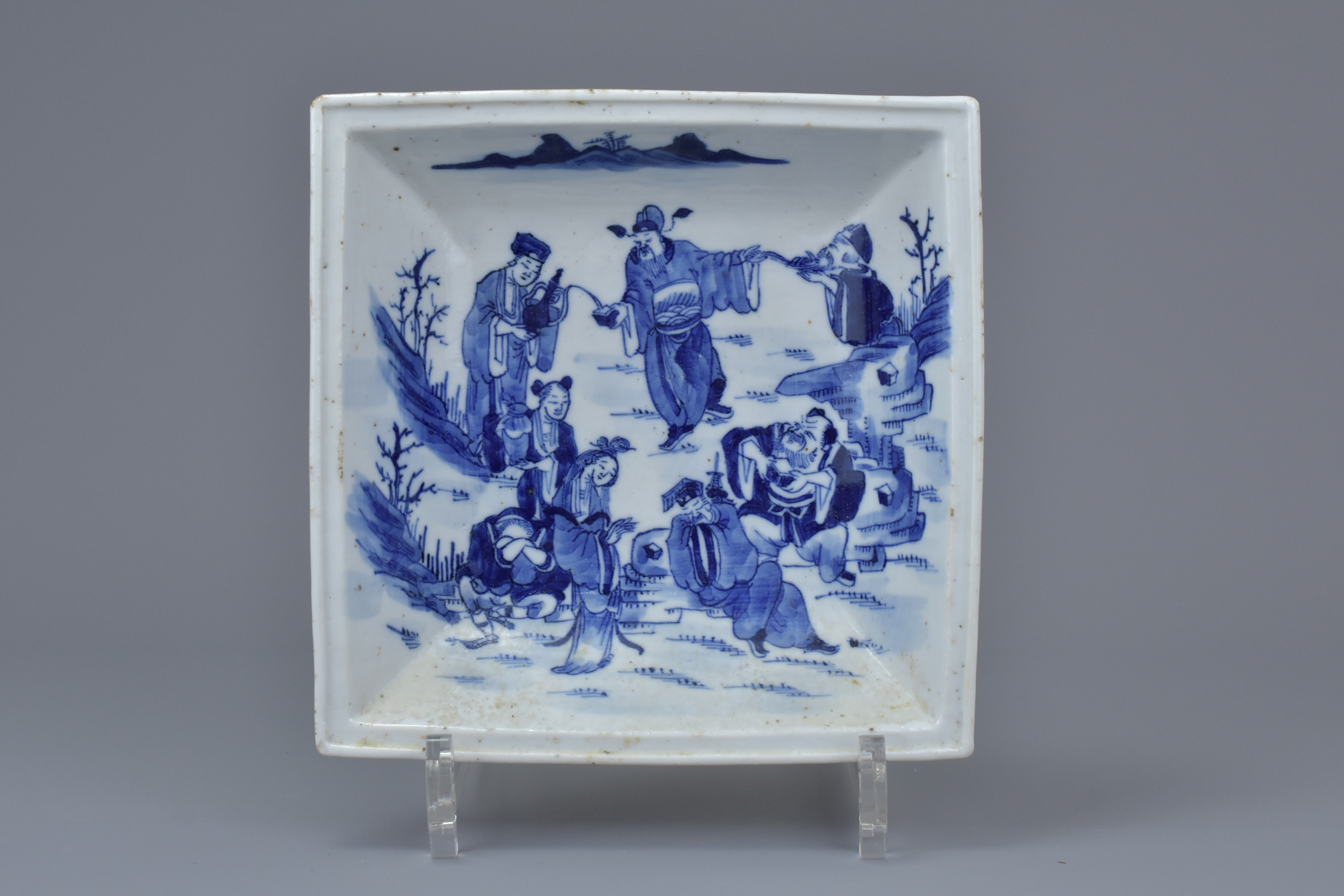 A pair of Chinese mid 19th C. blue and whit porcelain dishes - Image 5 of 12