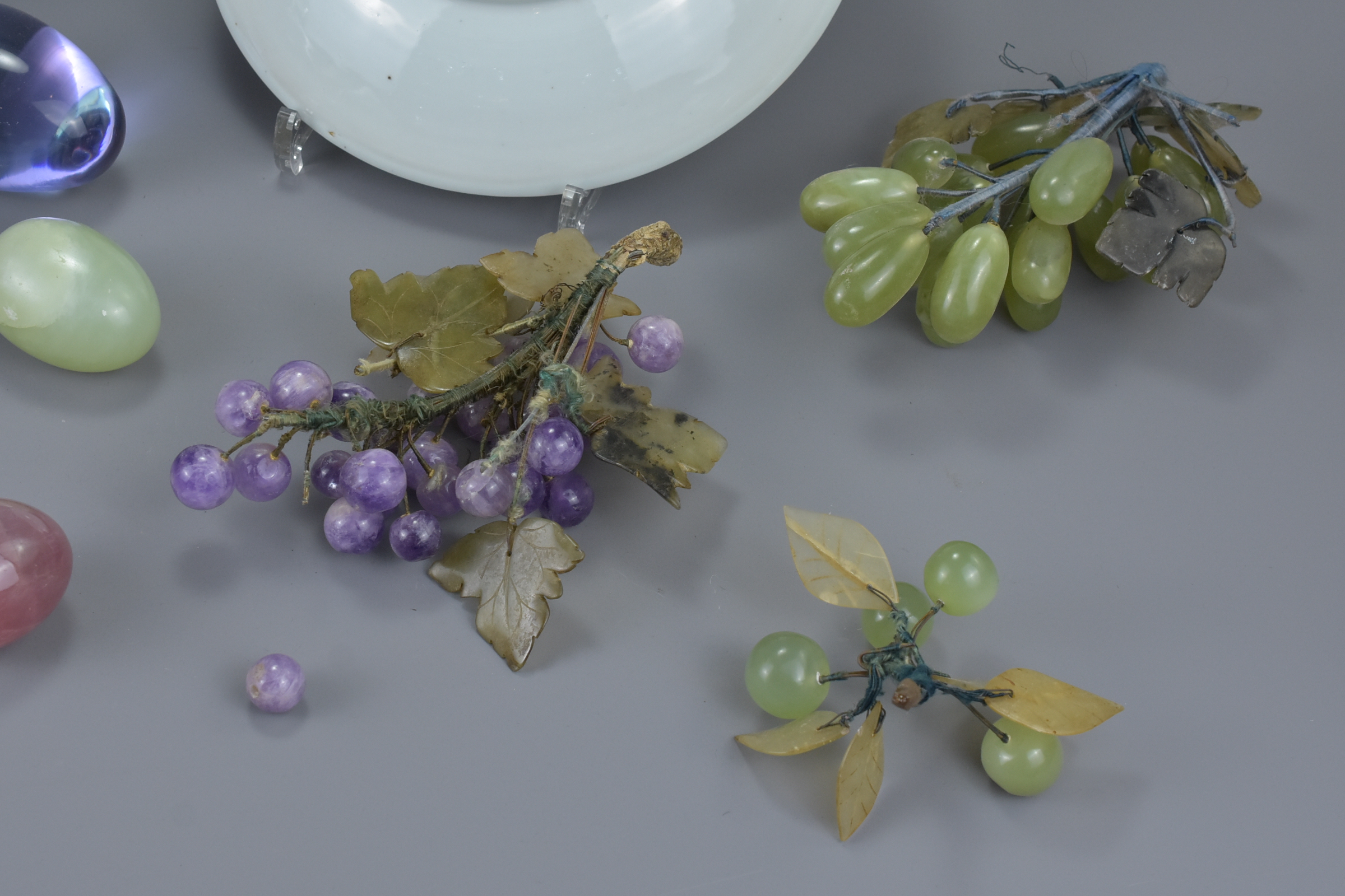 A group of Chinese jade stone and agate grapes - Image 5 of 5