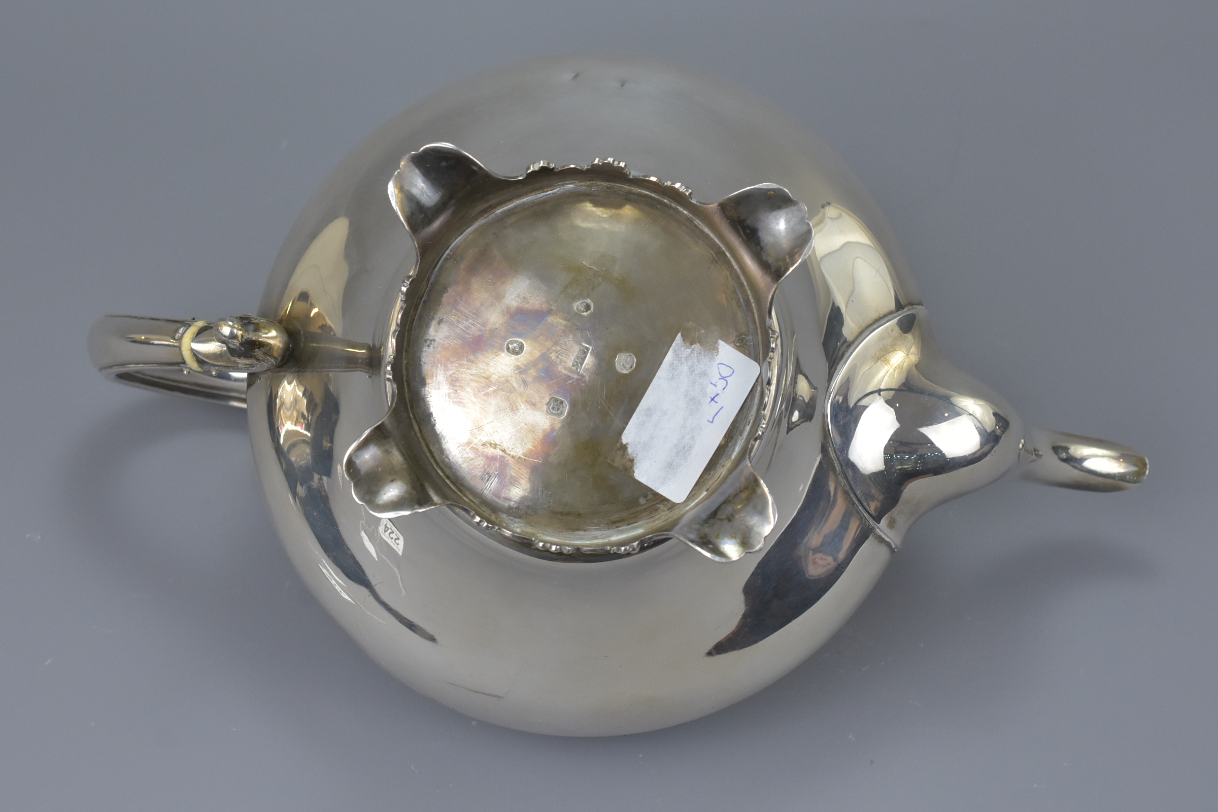 An English early Victorian Silver teapot, London 1839 - Image 4 of 6