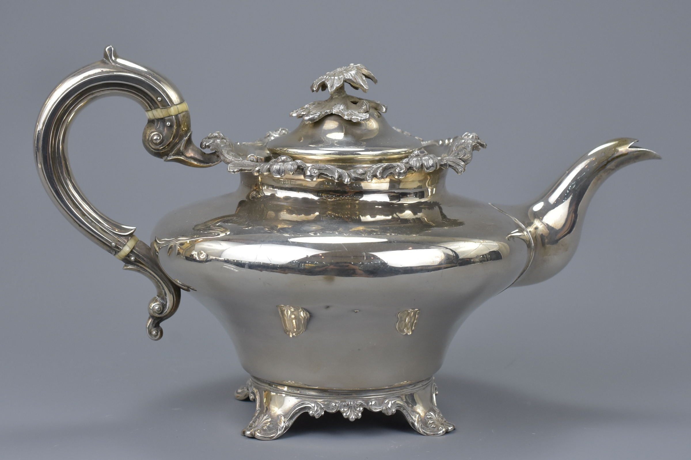 An English early Victorian Silver teapot, London 1839 - Image 3 of 6