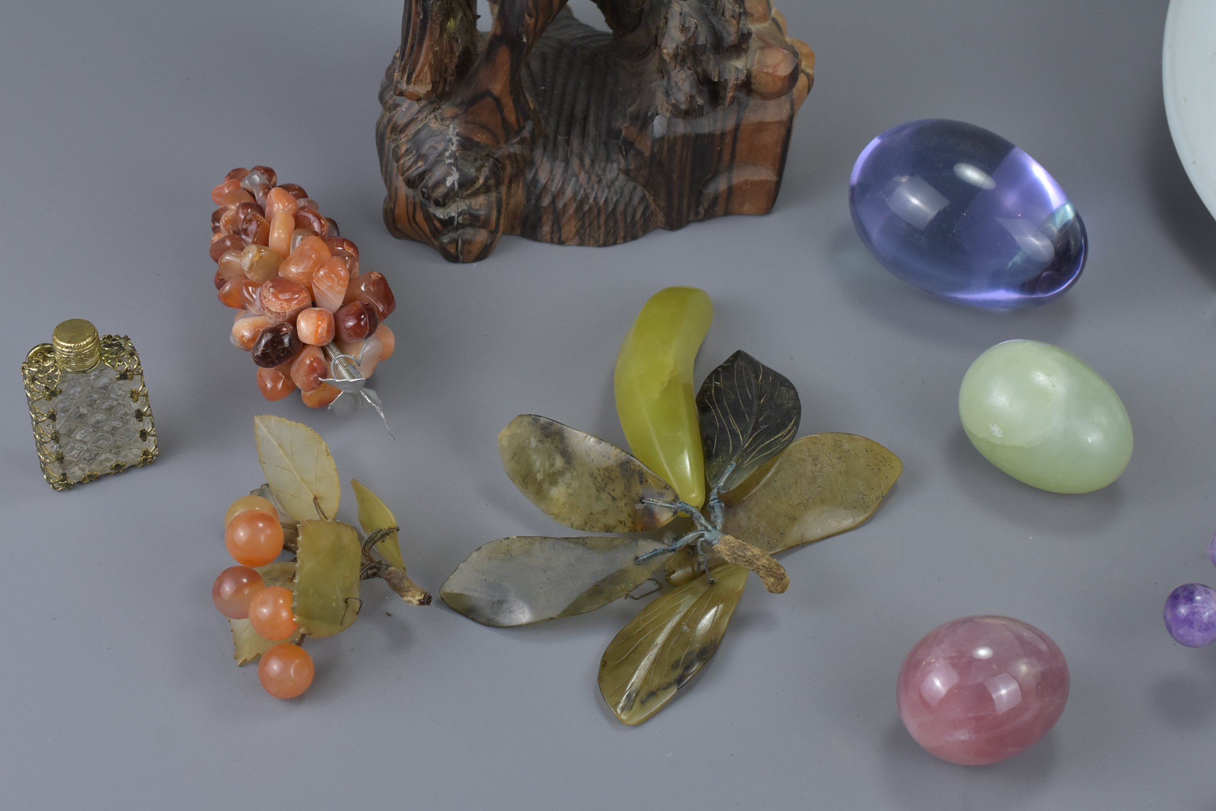 A group of Chinese jade stone and agate grapes - Image 4 of 5