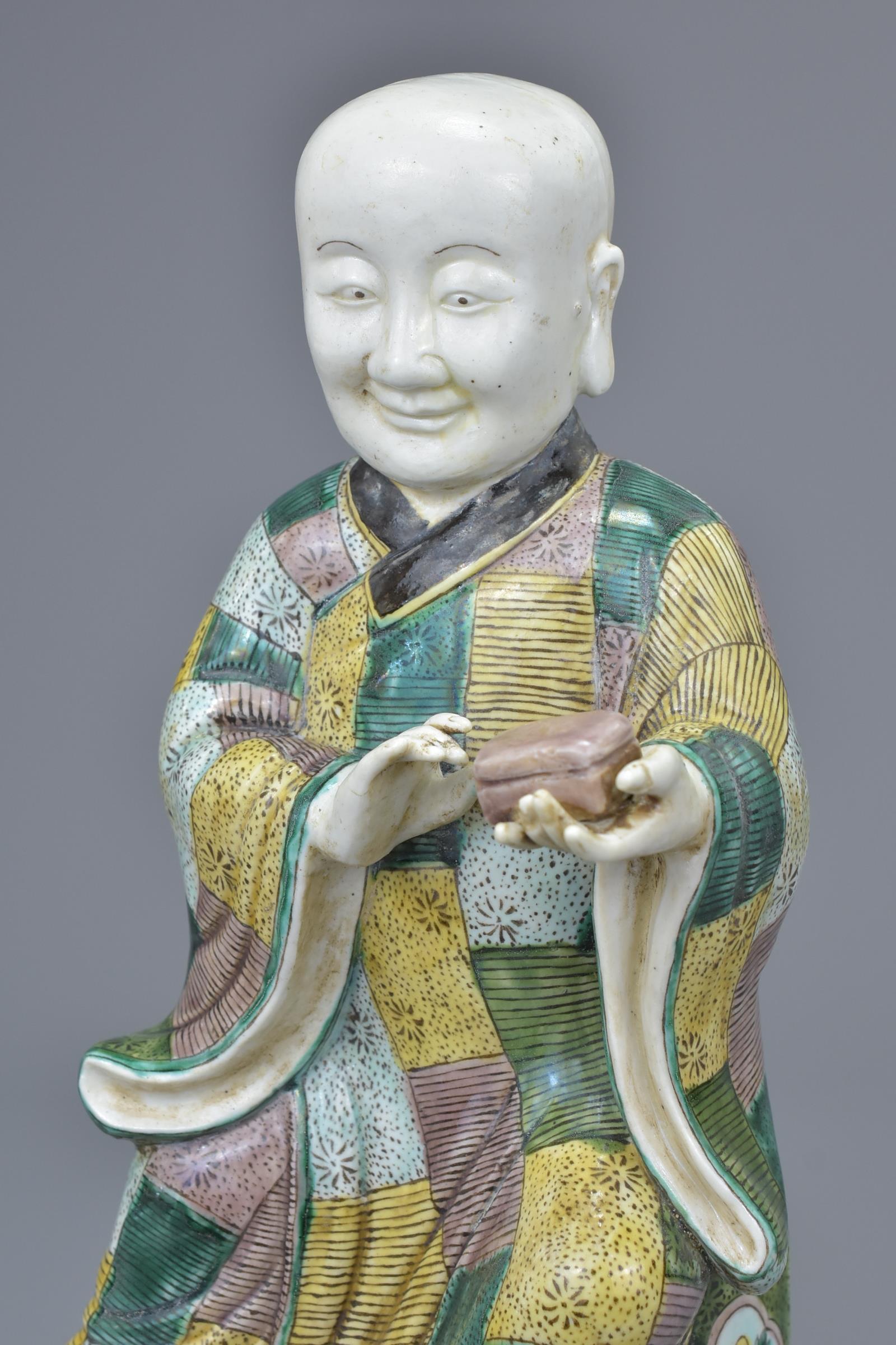 A Chinese 19th C. Famille verte porcelain figure of a 'doctor' - Image 6 of 6