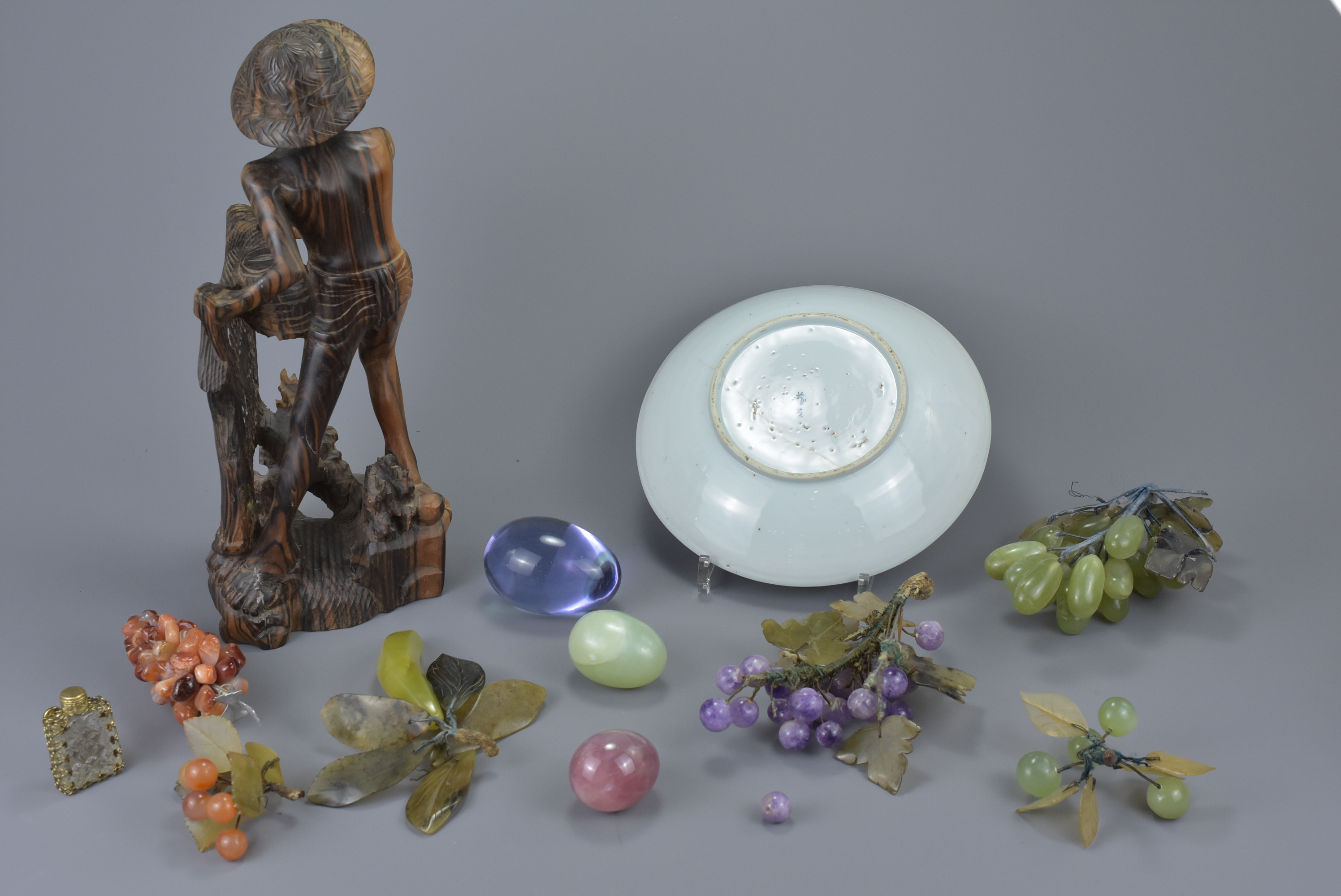 A group of Chinese jade stone and agate grapes - Image 2 of 5