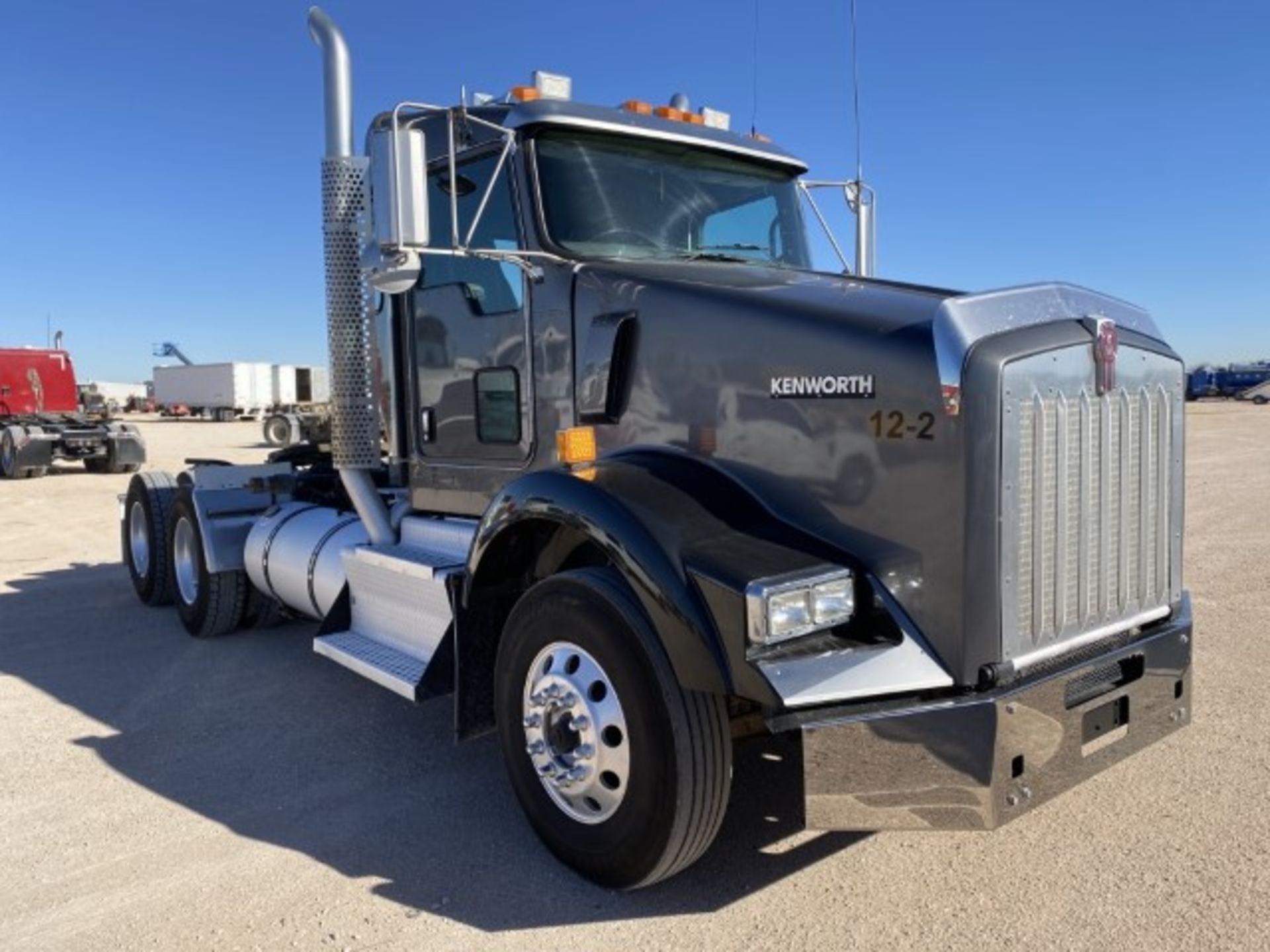 2012 Kenworth T800 VIN: 1XKDD49X6CJ333948 Odometer States: 564476 Color: Gr - Image 2 of 6